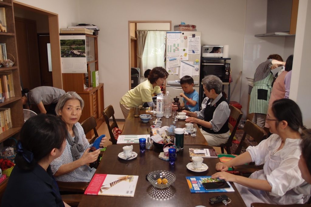 台灣在宅醫療學會曾派員到日本「和諧咖啡店」，當日為咖哩飯日，飯後大家閒聊喝咖啡。（圖片來源：台灣在宅醫療學會）