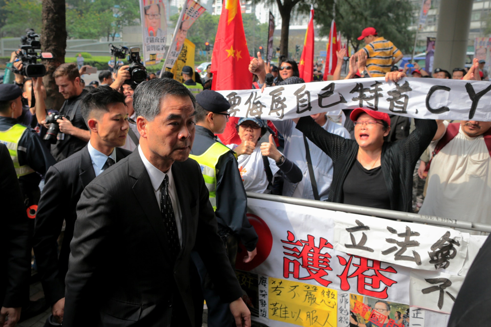 庭上透露警方派出警司、督察及警員等四人為梁錄口供,黃毓民問:「特首巴閉啲?」(李澤彤攝) 庭上透露警方派出警司、督察及警員等四人為梁錄口供,黃毓民問:「特首巴閉啲?」(李澤彤攝)