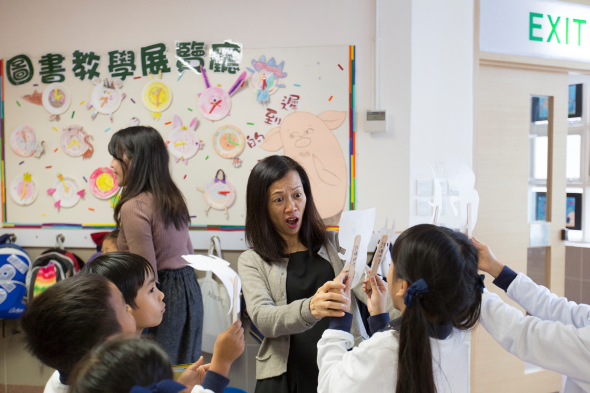 救恩學校(小學部)是家長心目中的happy school,校長陳梁淑貞(中)也主張孩子要快樂學習。(攝影:吳鍾坤) 救恩學校(小學部)是家長心目中的happy school,校長陳梁淑貞(中)也主張孩子要快樂學習。(攝影:吳鍾坤)