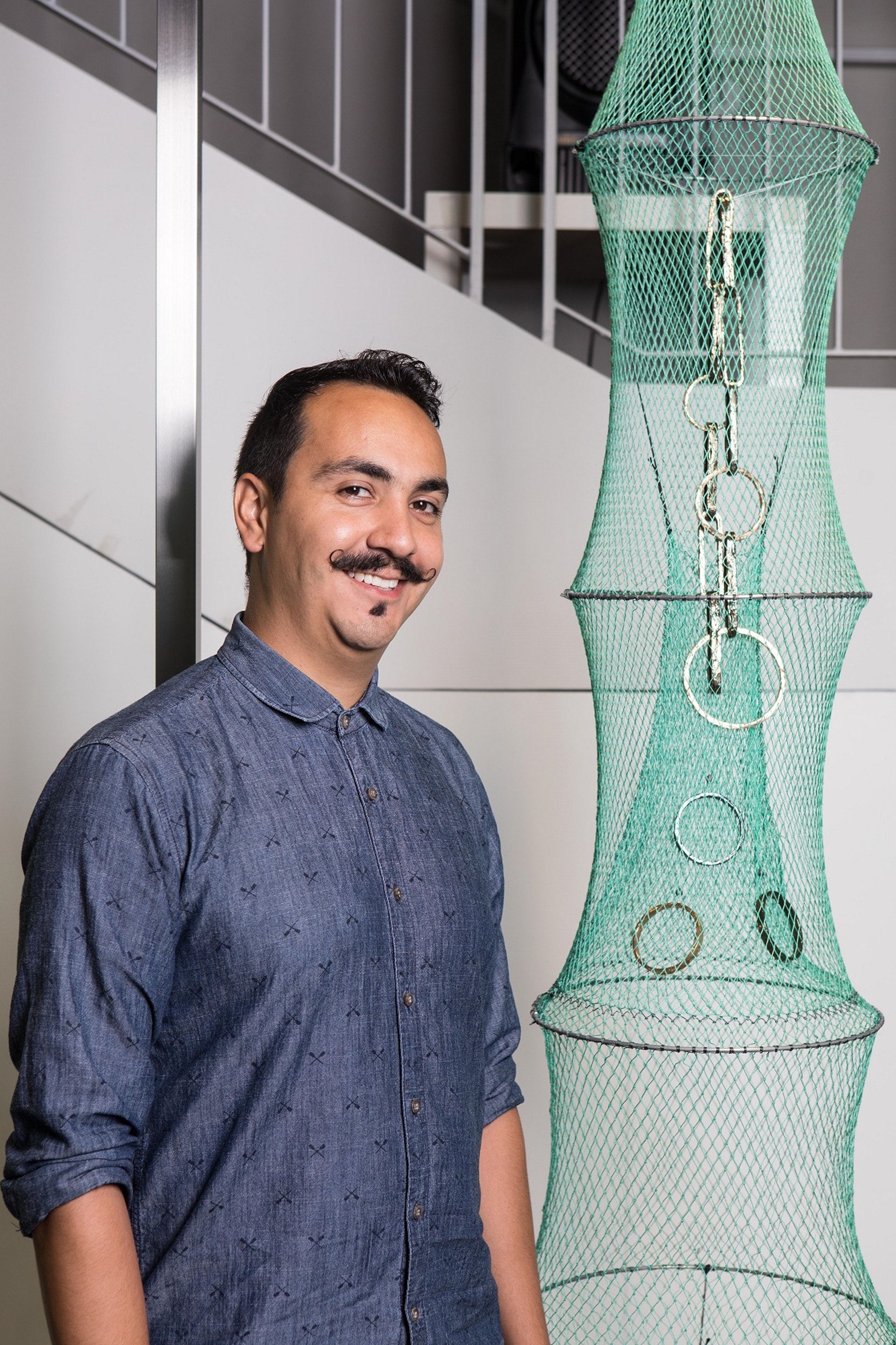 來自哥倫比亞的配飾設計師Juan Sebastian Galan Bello,HEAD - Genève畢業生,於展覽中與其展出作品「CAN be beautiful」配飾系列合影。(HKDI) 來自哥倫比亞的配飾設計師Juan Sebastian Galan Bello,HEAD - Genève畢業生,於展覽中與其展出作品「CAN be beautiful」配飾系列合影。(HKDI)