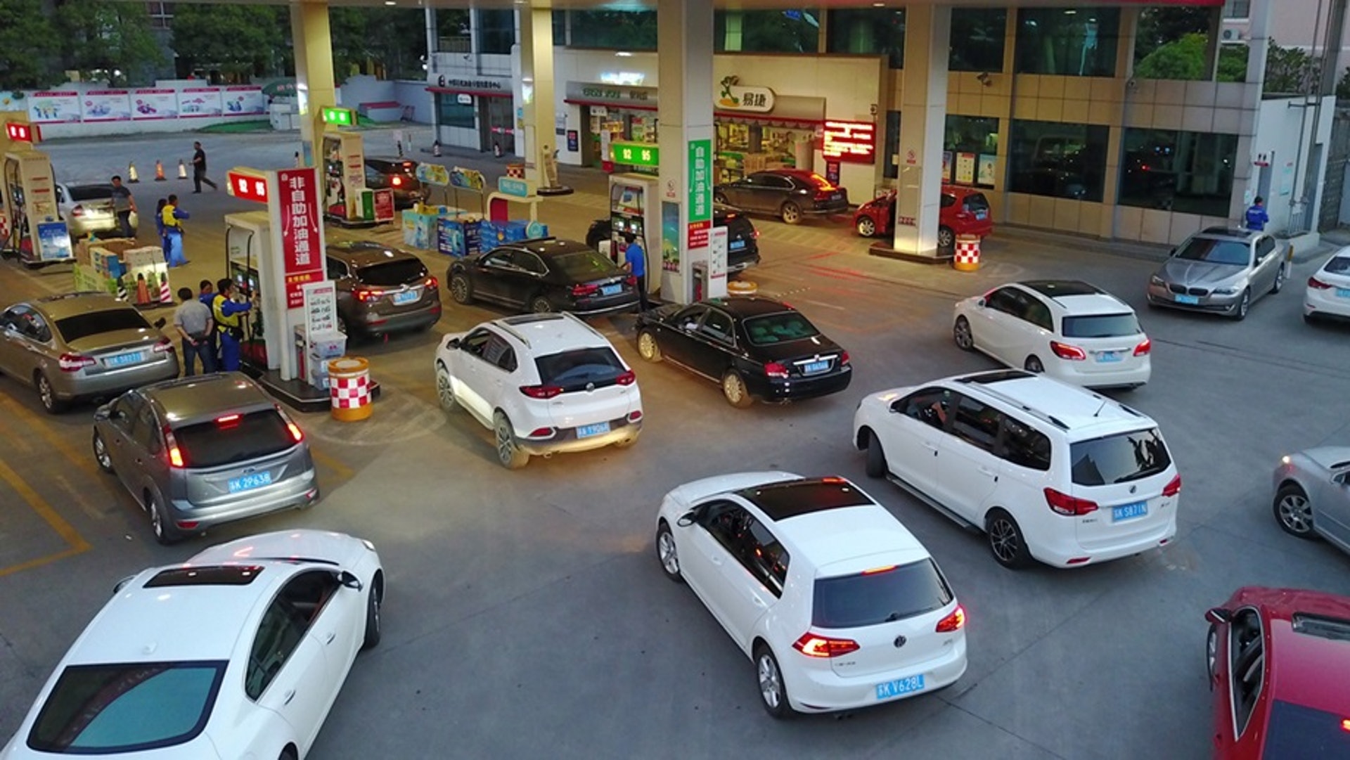 中國作為全球最大汽車市場,其汽車燃油所產生的空氣污染問題一直為人詬病。(視覺中國) 中國作為全球最大汽車市場,其汽車燃油所產生的空氣污染問題一直為人詬病。(視覺中國)