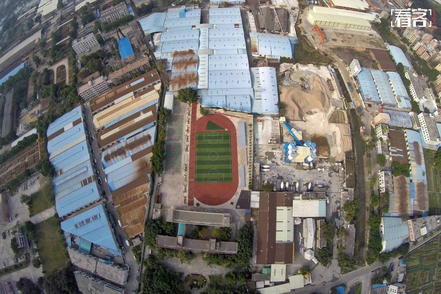 廣州白雲區唐閣小學被化工廠包圍。（網易圖片）