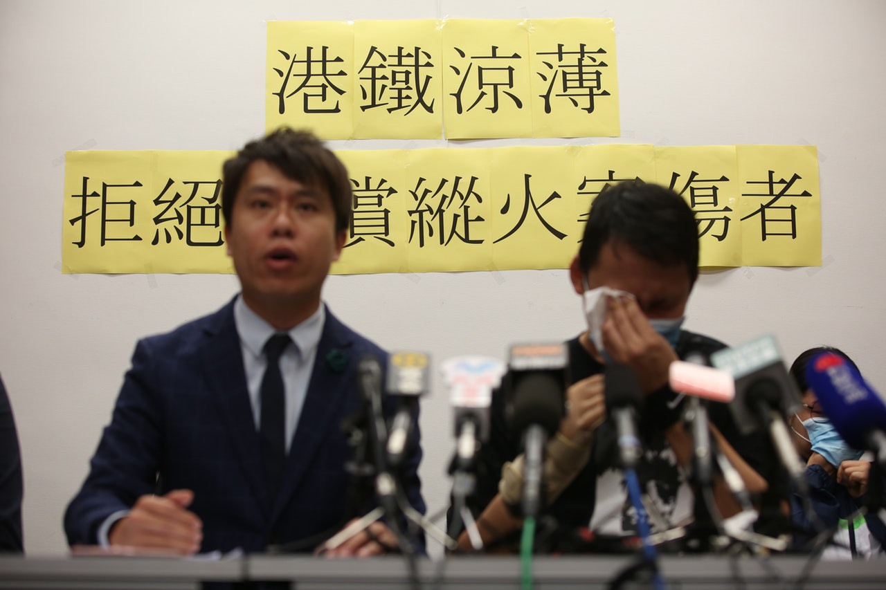 立法會議員鄺俊宇陪同傷者之一的鄭先生出席記招。 (蔡正邦攝) 立法會議員鄺俊宇陪同傷者之一的鄭先生出席記招。 (蔡正邦攝)