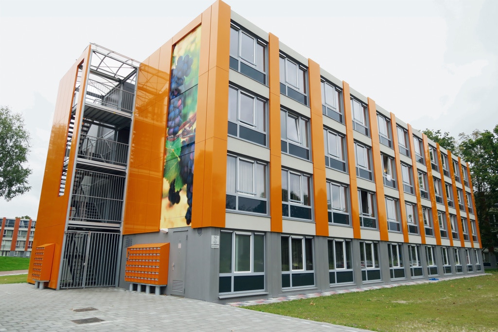 不少國家興建貨櫃屋用作過渡性房屋，有消息指港府有意借鏡，在港研究興建多層貨櫃屋。（資料圖片）
