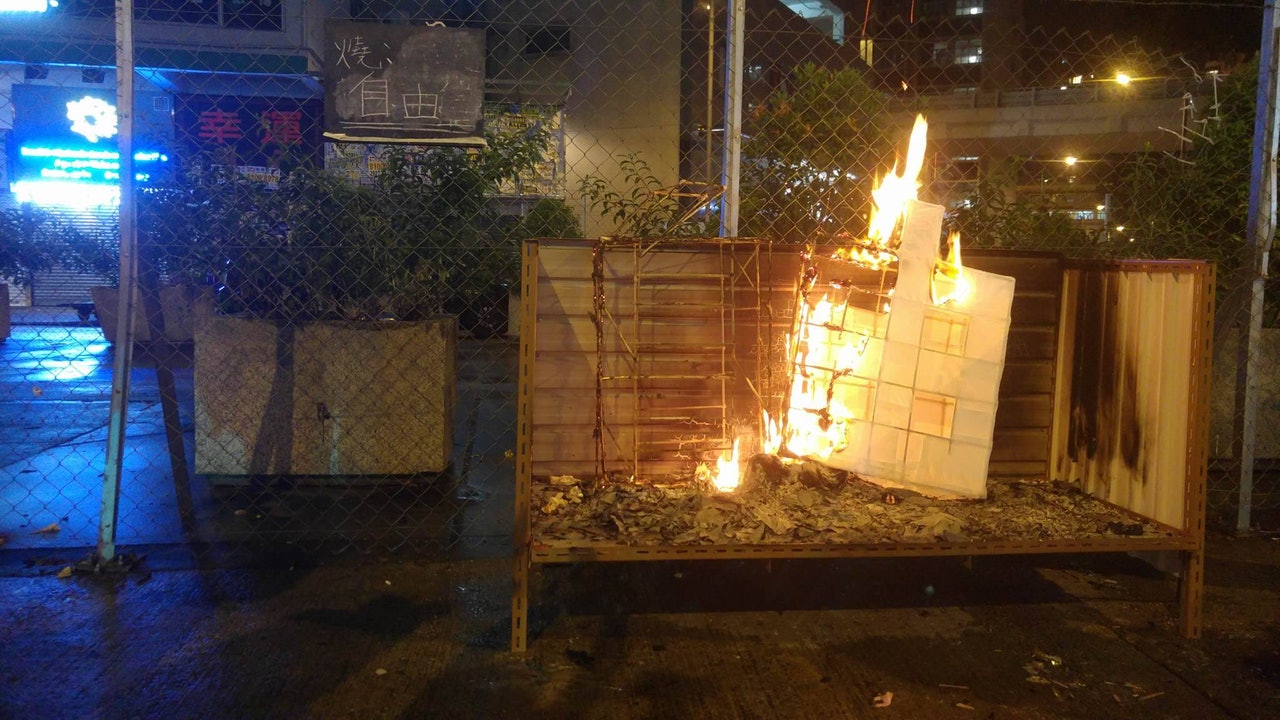 【展覽】藝術家盂蘭節「燒數簿」 上面和下面的人有無接收到? 【展覽】藝術家盂蘭節「燒數簿」 上面和下面的人有無接收到?