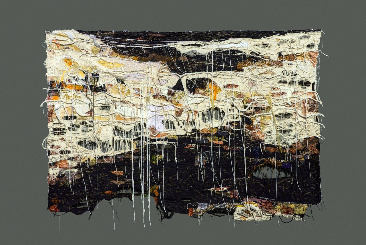 《水和空氣的煙熏》,2015年,帆布、紡織品、線(Pearl Lam Galleries) 《水和空氣的煙熏》,2015年,帆布、紡織品、線(Pearl Lam Galleries)