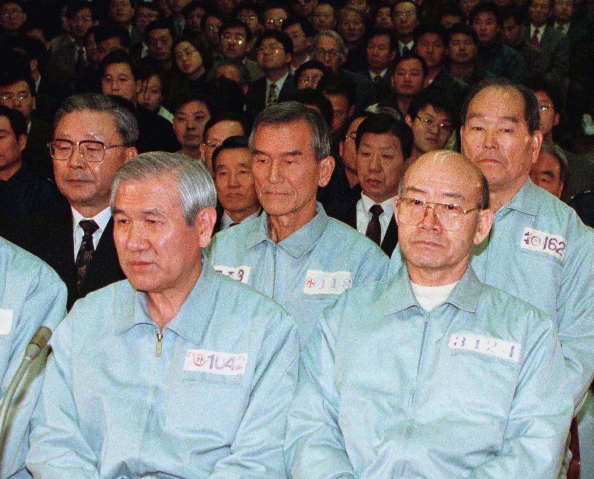 韓國前總統全斗煥（右）因貪腐案受審，左為盧泰愚；全斗煥一直堅稱自己在光州事件中沒有做錯。（視覺中國）