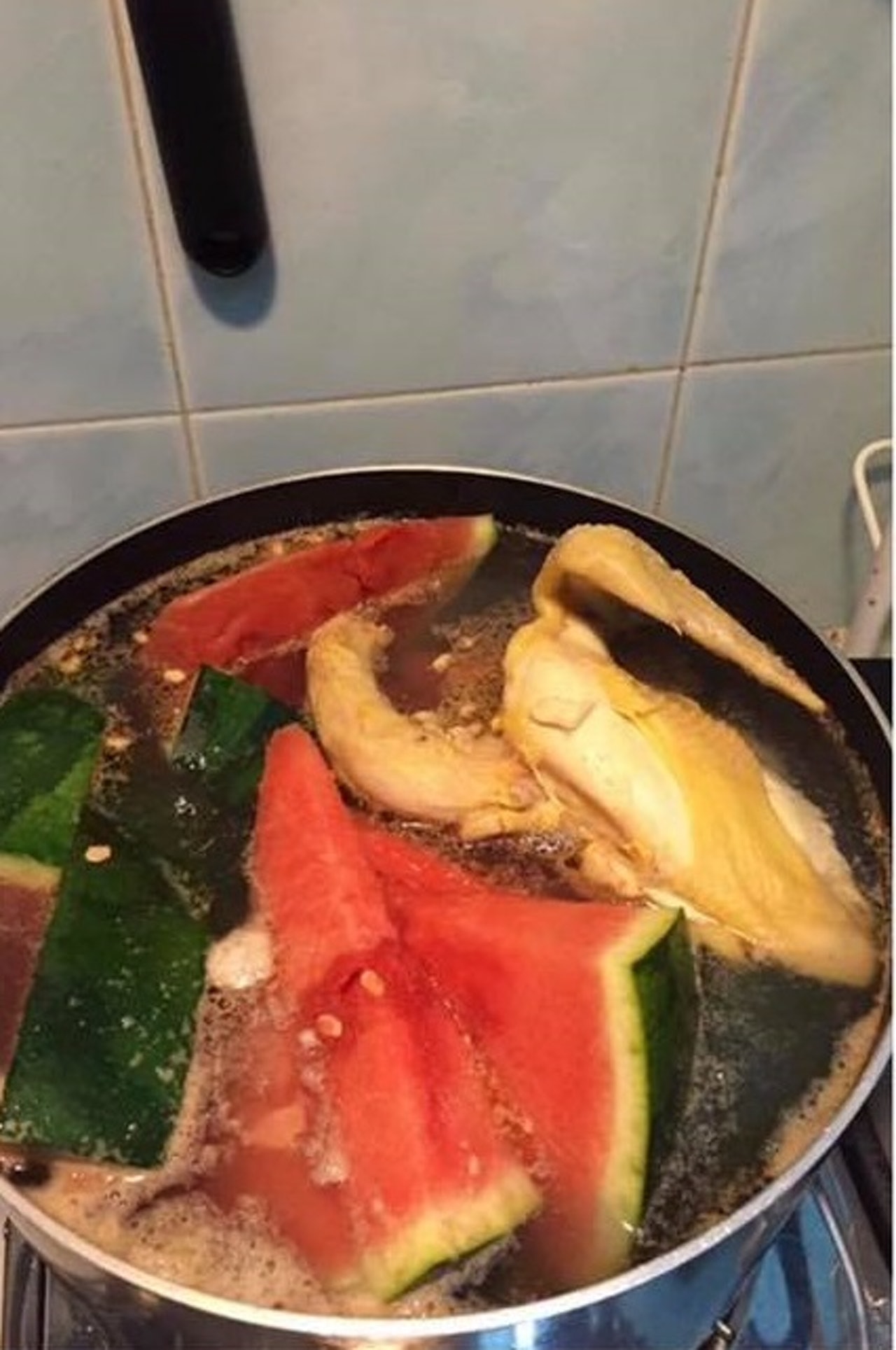 網上流傳的西瓜煲雞照片。(網上圖片) 網上流傳的西瓜煲雞照片。(網上圖片)
