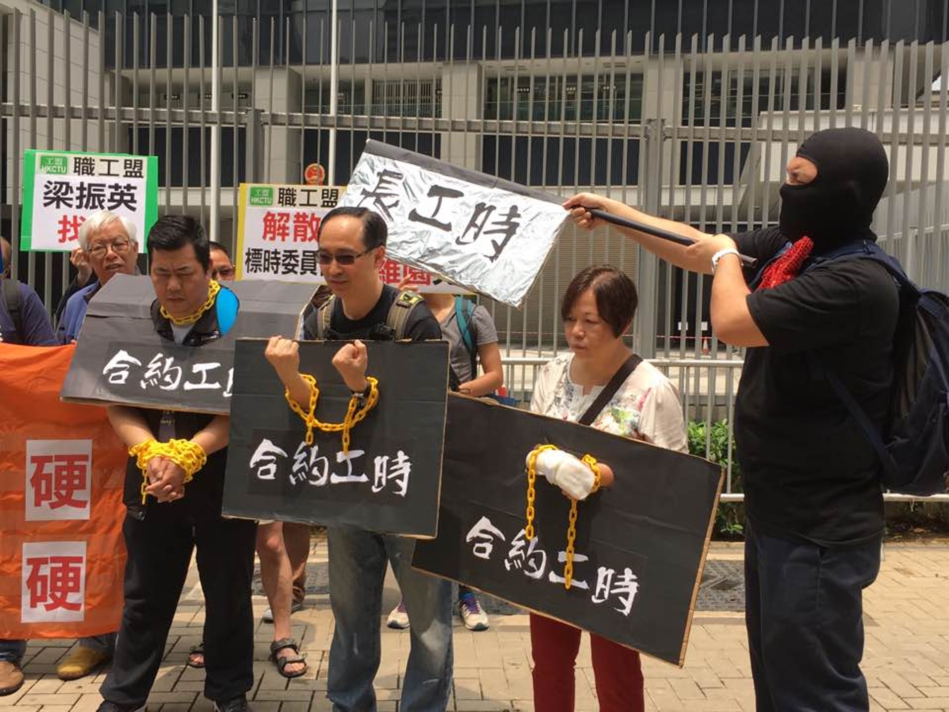職工盟指合約工時「框死」員工,令他們更難爭取超時補水,僱主則手執「長工時之刀」,向員工開刀。(余秋婷攝) 職工盟指合約工時「框死」員工,令他們更難爭取超時補水,僱主則手執「長工時之刀」,向員工開刀。(余秋婷攝)