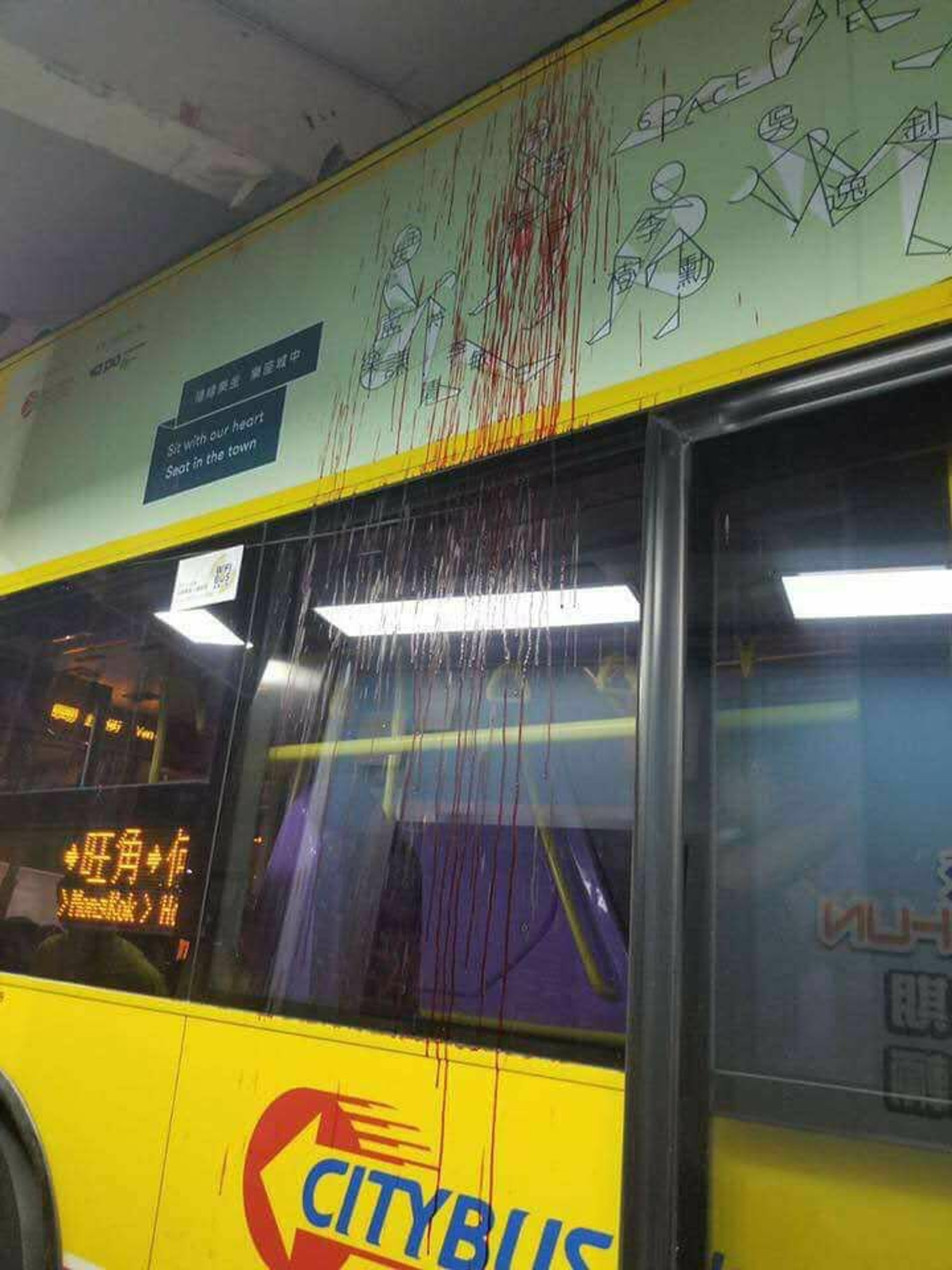 網民拍得城巴左車身有鮮血從上層車窗流下。(互聯網) 網民拍得城巴左車身有鮮血從上層車窗流下。(互聯網)