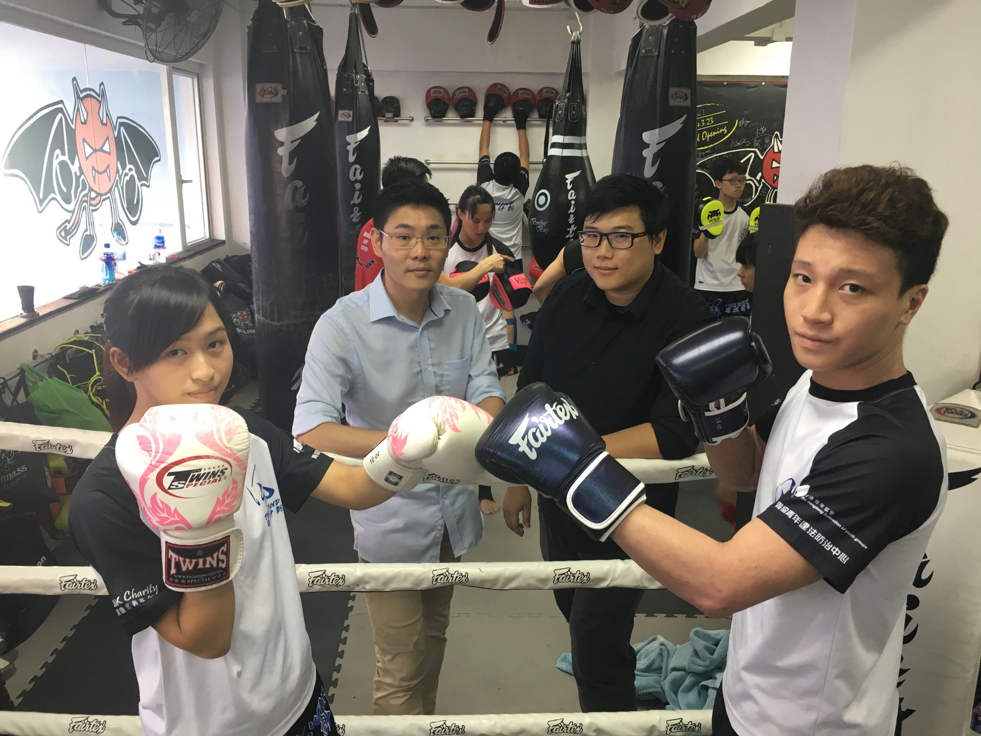 曾經因打架被兩次警司警誡的恒仔(右一),參與「逆風計劃」後,立志要成為一個拳擊教練。左起﹕「逆風計劃」學員卿卿、青協督導主任陳文浩、建灝慈善基金慈善經理黃賢富。(羅卓敏攝) 曾經因打架被兩次警司警誡的恒仔(右一),參與「逆風計劃」後,立志要成為一個拳擊教練。左起﹕「逆風計劃」學員卿卿、青協督導主任陳文浩、建灝慈善基金慈善經理黃賢富。(羅卓敏攝)