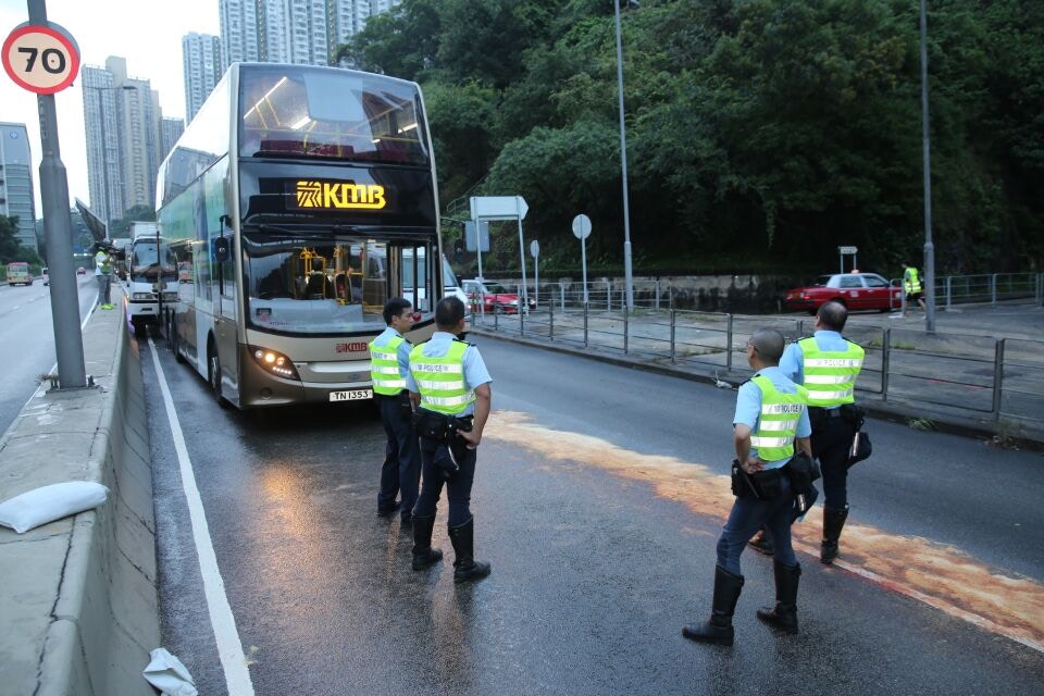 圖越五條行車線男子遭巴士撞倒重創半昏迷送院命危 香港01 社會新聞