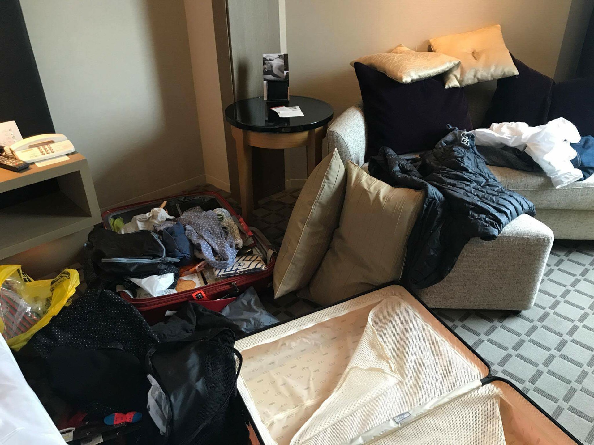 台客租住的房間遭賊人大肆搜掠,行李全被打開,個人物品散落一地。(fb群組「爆料公社」圖片) 台客租住的房間遭賊人大肆搜掠,行李全被打開,個人物品散落一地。(fb群組「爆料公社」圖片)