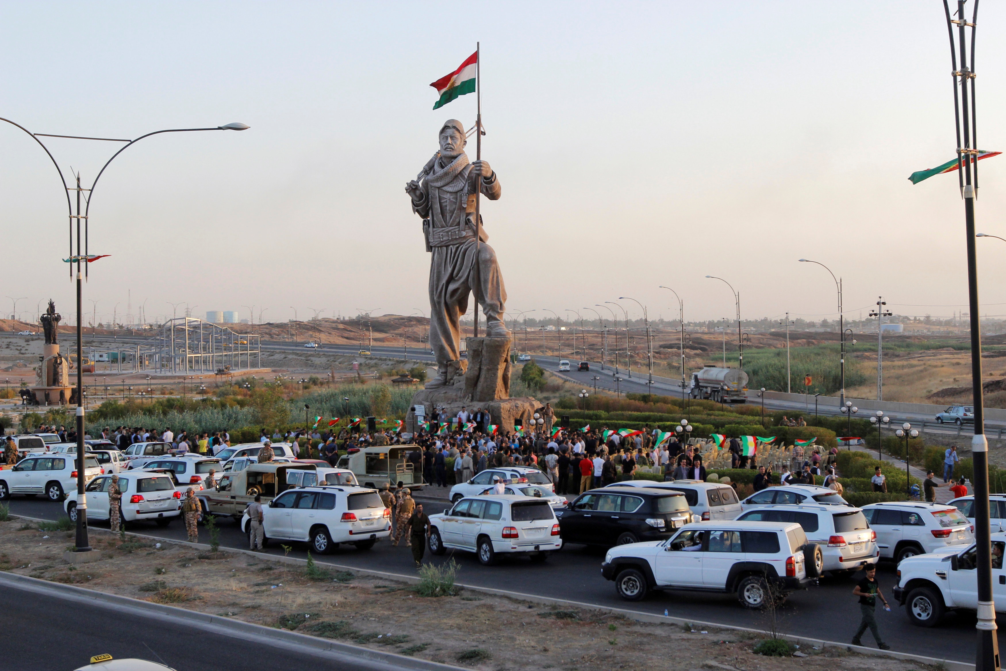 圖為庫爾德斯坦石油重鎮基爾庫克（Kirkuk）的一個石雕，是為稱頌庫爾德自由鬥士（Peshmerga）。（路透社）