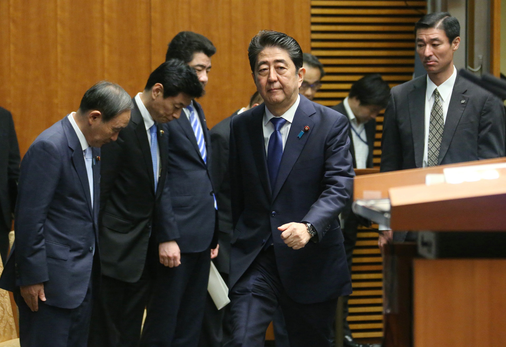 日本首相安倍晉三25日召開記者會,宣布解散眾議院事宜,他把這次的解散稱之為「國難突破解散」,希望獲得國民支持。(視覺中國) 日本首相安倍晉三25日召開記者會,宣布解散眾議院事宜,他把這次的解散稱之為「國難突破解散」,希望獲得國民支持。(視覺中國)