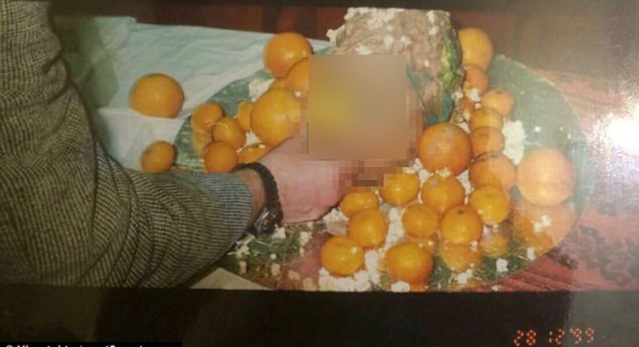 疑兇的手機藏有駭人照片,其中包括有人頭被放在盤子,旁邊有橙子伴碟。(Vkontakte/east2west news圖片) 疑兇的手機藏有駭人照片,其中包括有人頭被放在盤子,旁邊有橙子伴碟。(Vkontakte/east2west news圖片)