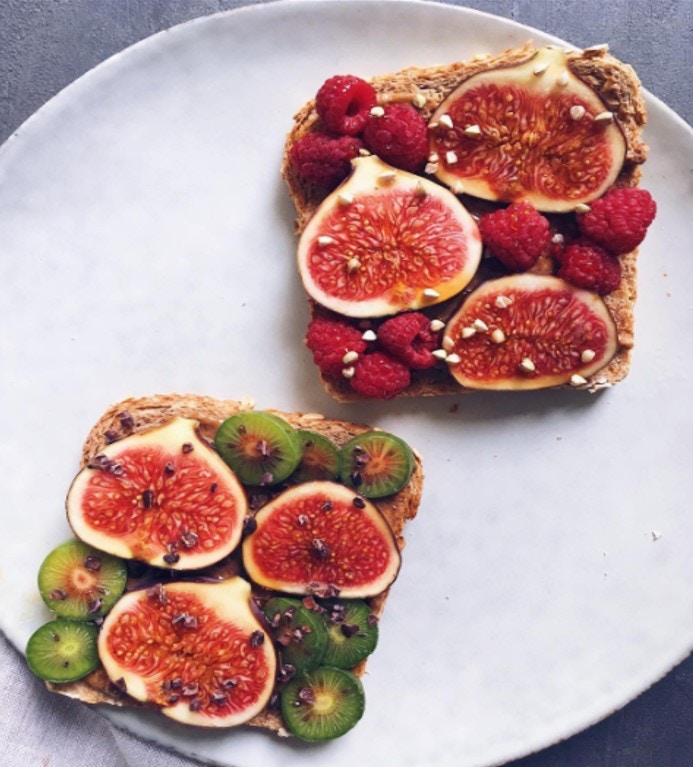 新鮮無花果配多士成早餐。＠clemfoodie (https://goo.gl/6LJA5v)