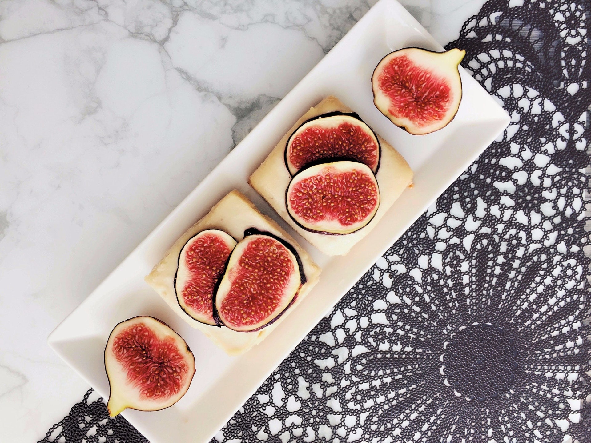 無花果成蛋糕裝飾可提高蛋糕的價值。(尹嘉蔚攝) 無花果成蛋糕裝飾可提高蛋糕的價值。(尹嘉蔚攝)