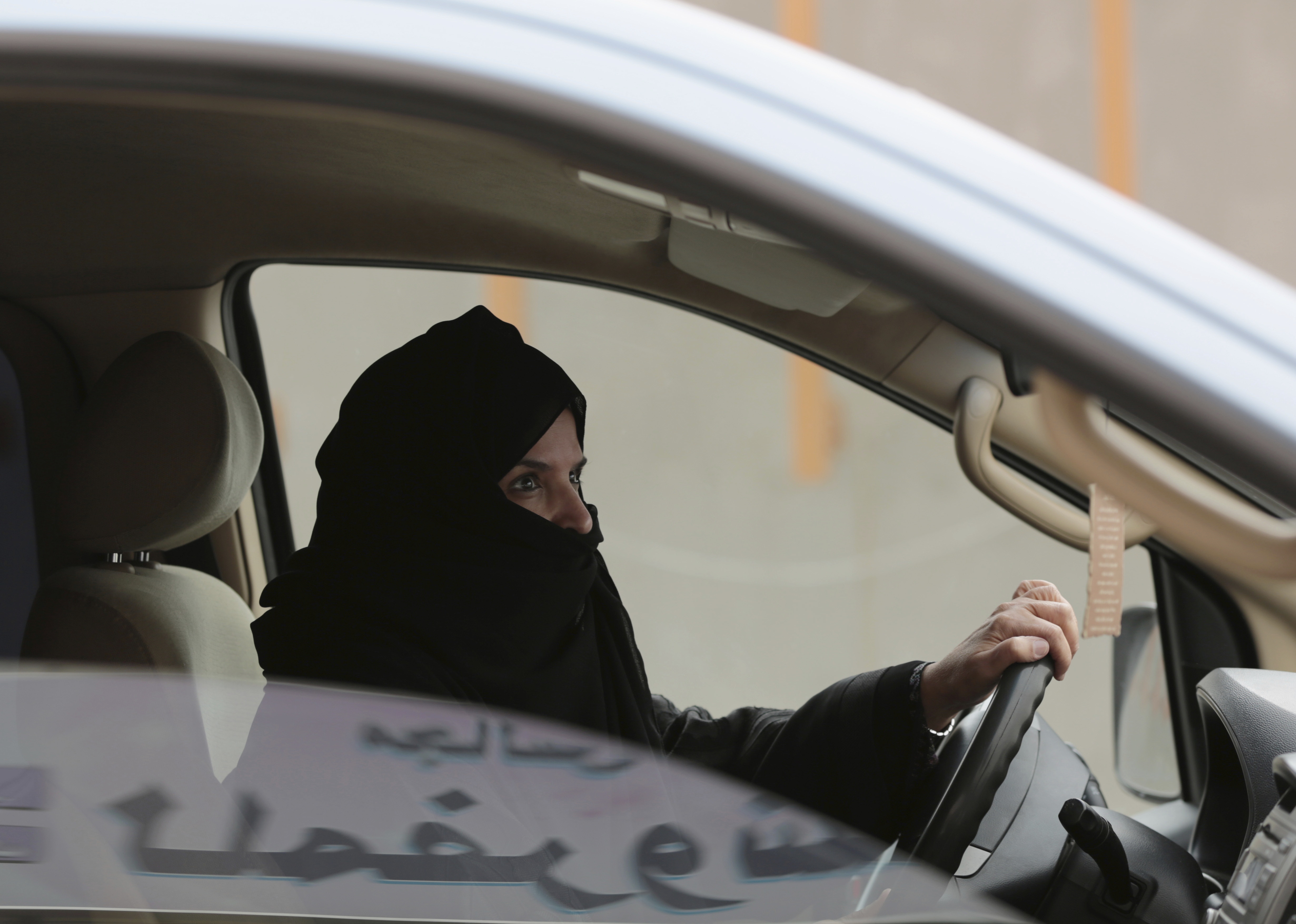 積極爭取女性權益的沙特退休教授尤瑟夫（Aziza Al-Yousef），2014年曾不顧政府禁令，公然在首都利雅得一帶駕車。（美聯社）