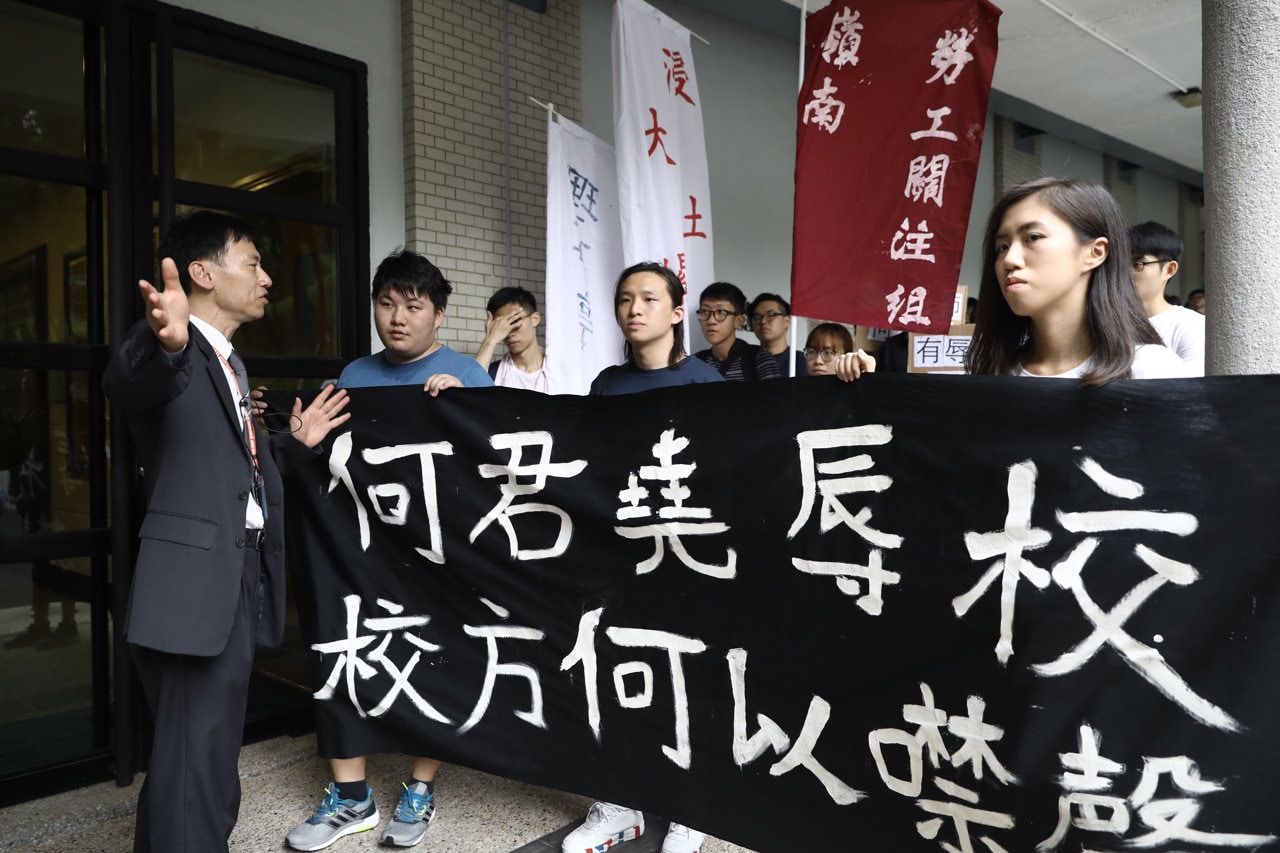 有嶺大學生就嶺大校董、立法會議員何君堯的「殺無赦」言行，今日（27日）於校內發起遊行。（盧翊銘攝）