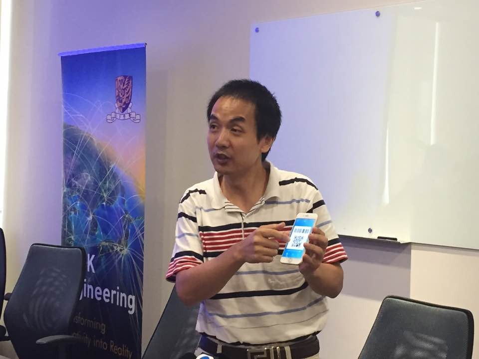 張克環發現，不法份子可更改原有的QR Code，再盜取使用。（張雅婷攝）