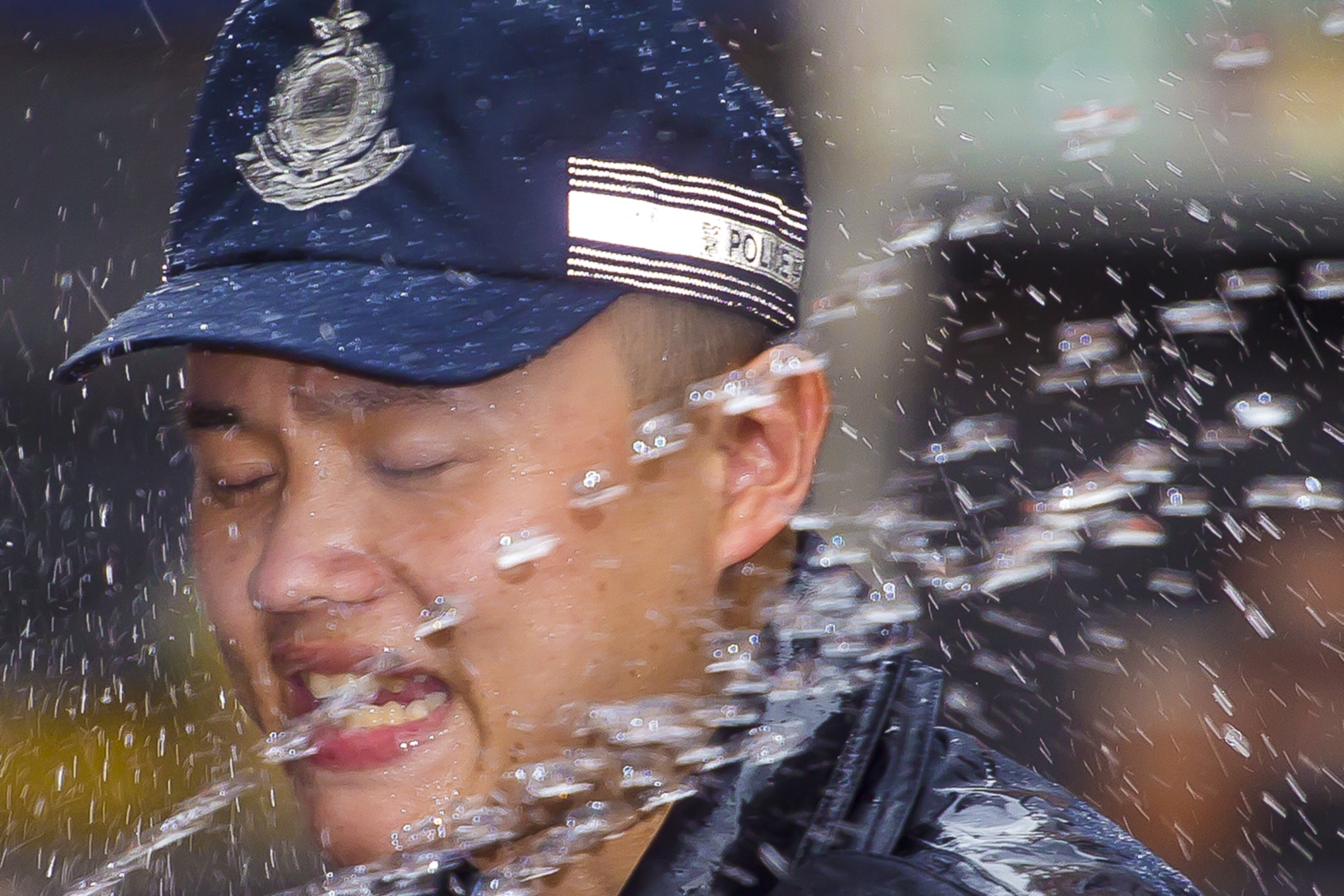 陰天走到九龍城的泰國潑水節，在天氣陰沉有雨、人們玩得全身濕透之時，正是「陰」「濕」雙龍出海的大好機會。