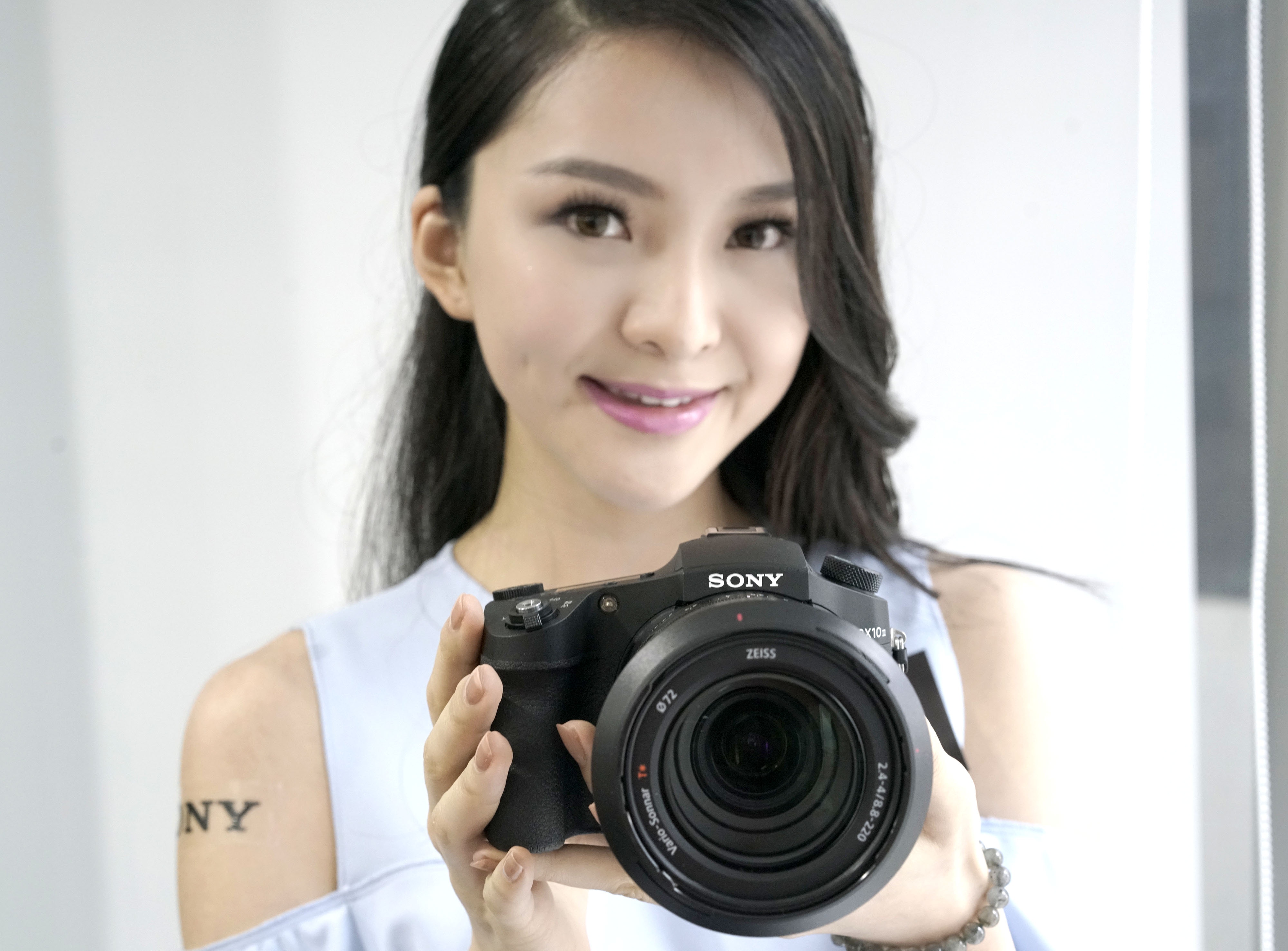 25倍變焦大光圈Sony RX10 III上手試：強大卻太貴