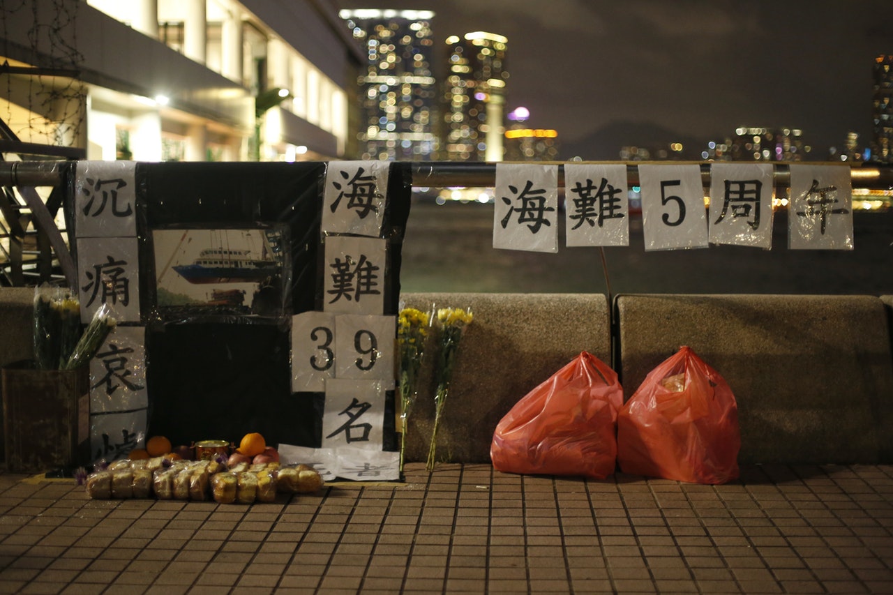 有市民自發帶備祭品到中環碼頭,於8時23分撞船一刻為南丫海難遇難者默哀。(張浩維攝) 有市民自發帶備祭品到中環碼頭,於8時23分撞船一刻為南丫海難遇難者默哀。(張浩維攝)