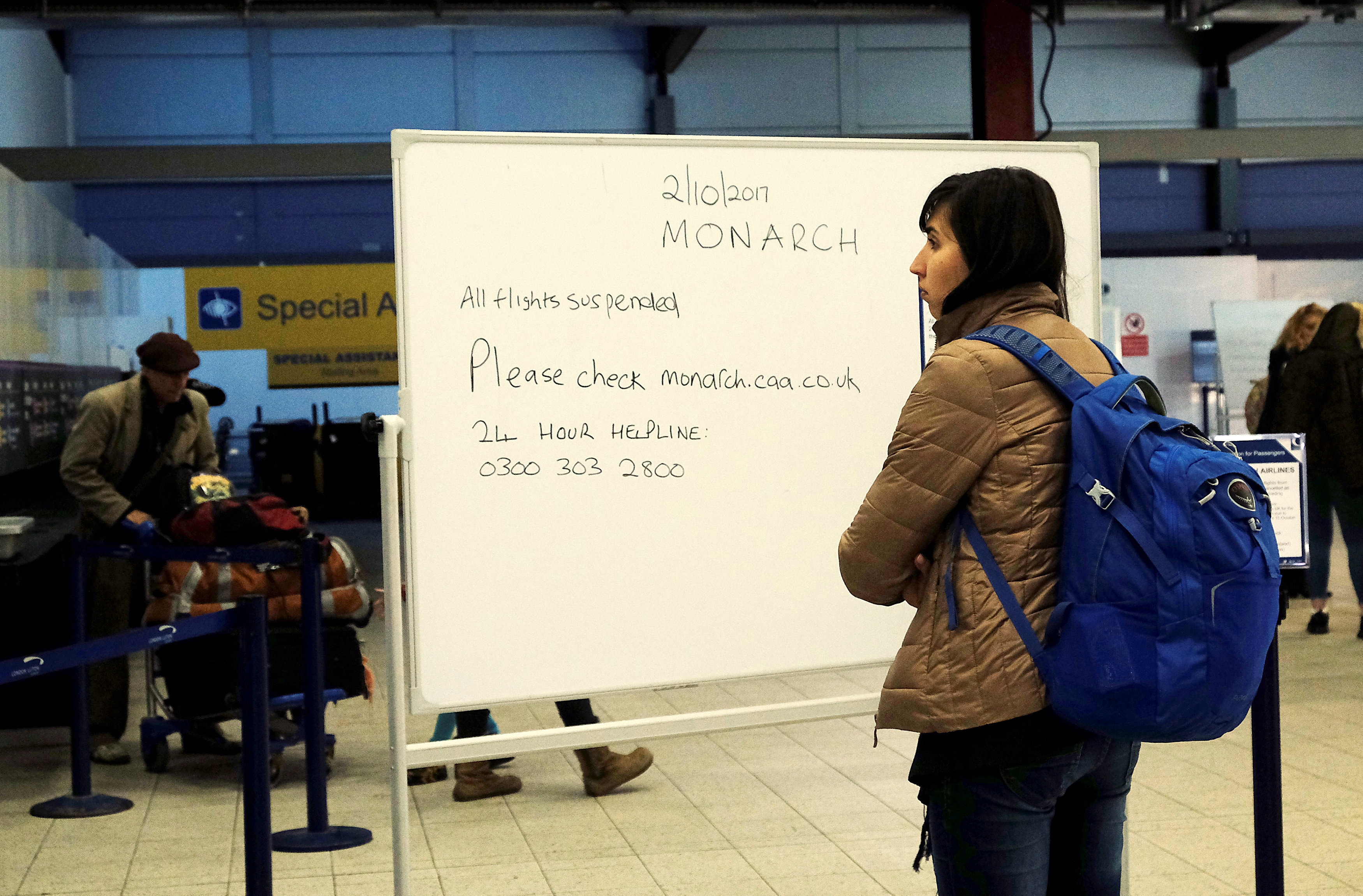 倫敦盧頓機場放置白板，通知旅客君王航空的所有航班取消。（路透社）