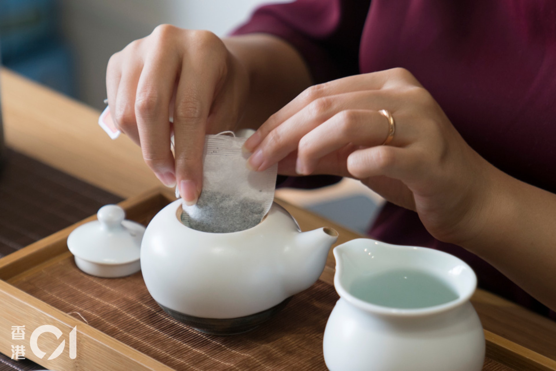 置茶，將茶葉或茶包放入茶壺或茶杯。