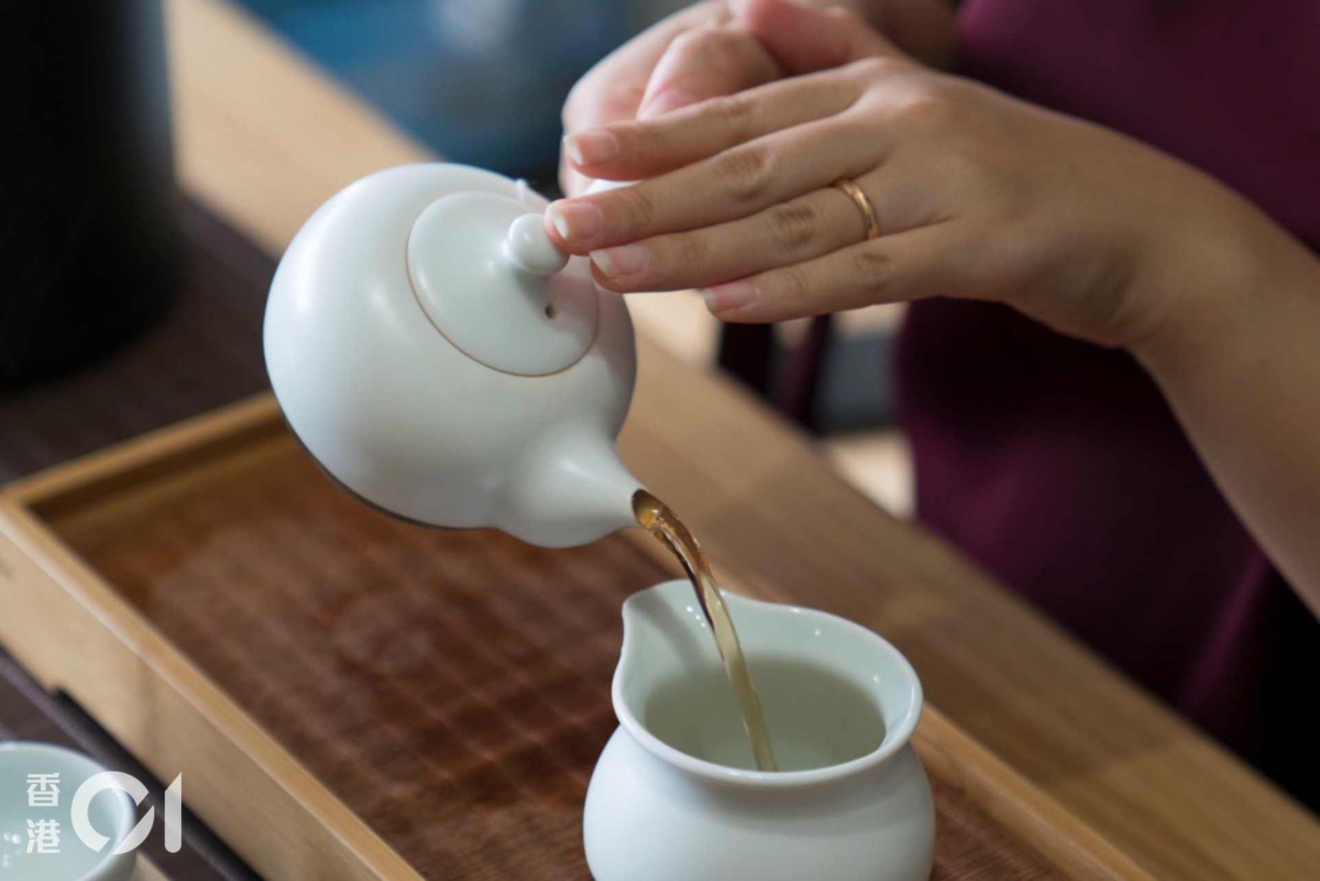 分茶，倒茶湯入公道壺準備分茶。如果你自己想喝大杯，現在可以享用了。
