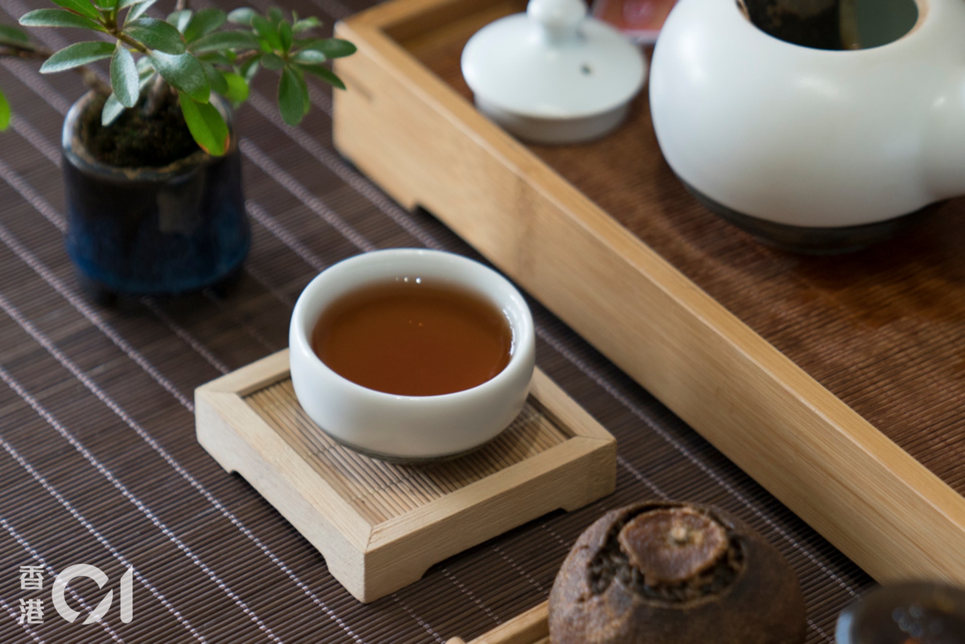 普洱茶，有潤胃、清腸、消化和平血壓的功能，茶性比較中和。茶裡不宜加奶，因為奶會消除茶的好處
