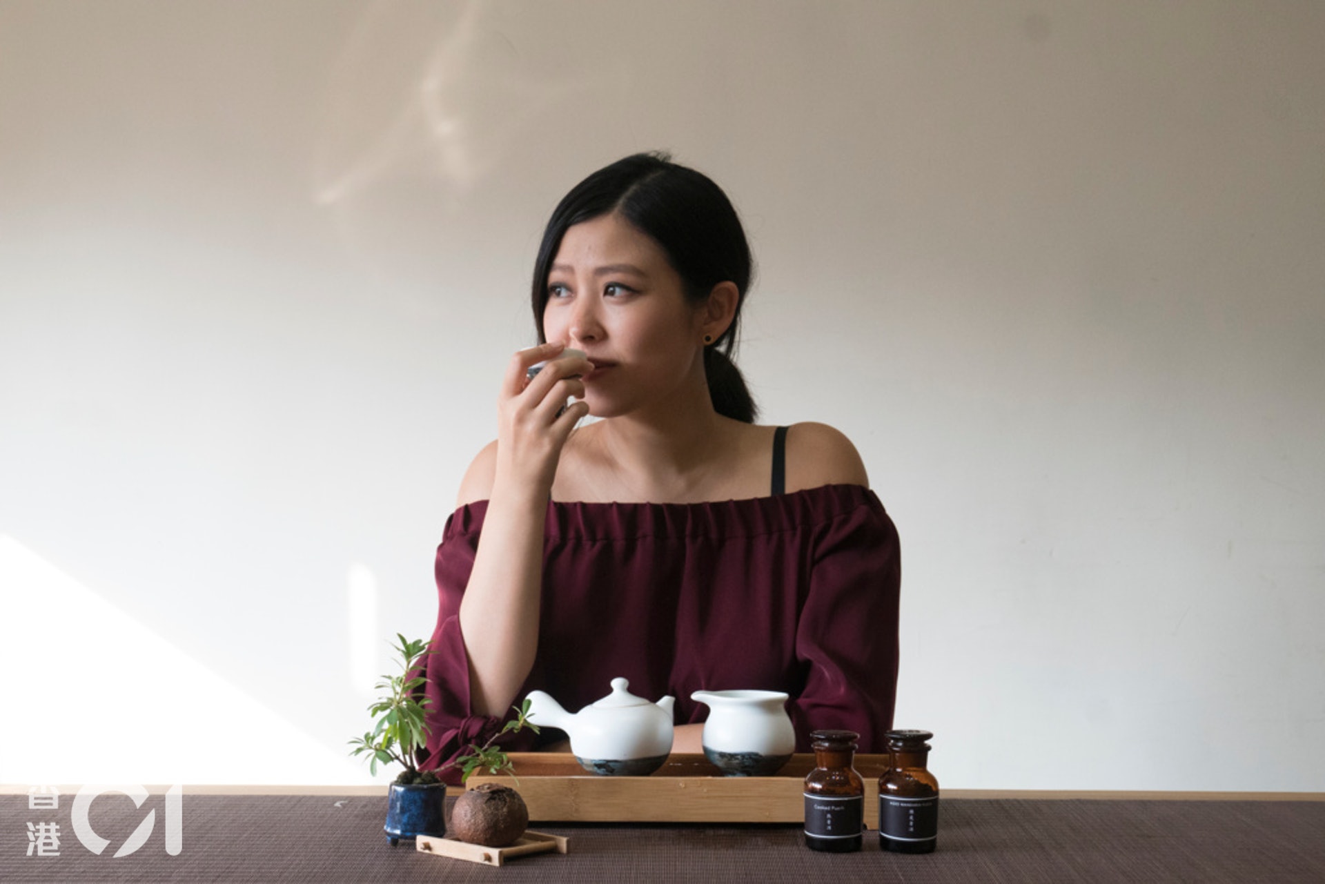 容德如（Catherine Yung），香港茶藝師及「瑜茶舍」（yú teahouse）創辦人，我們邀請她來品嚐及點評市售的普洱茶包，並分享砌茶心得。