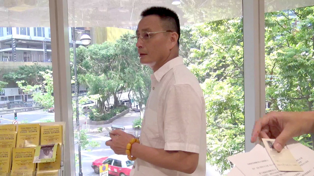 記者到壹通位於會展的辦公室，向黃賢優查詢其非洲項目及內地債項，他拒絕回答所有問題。（周景文攝）