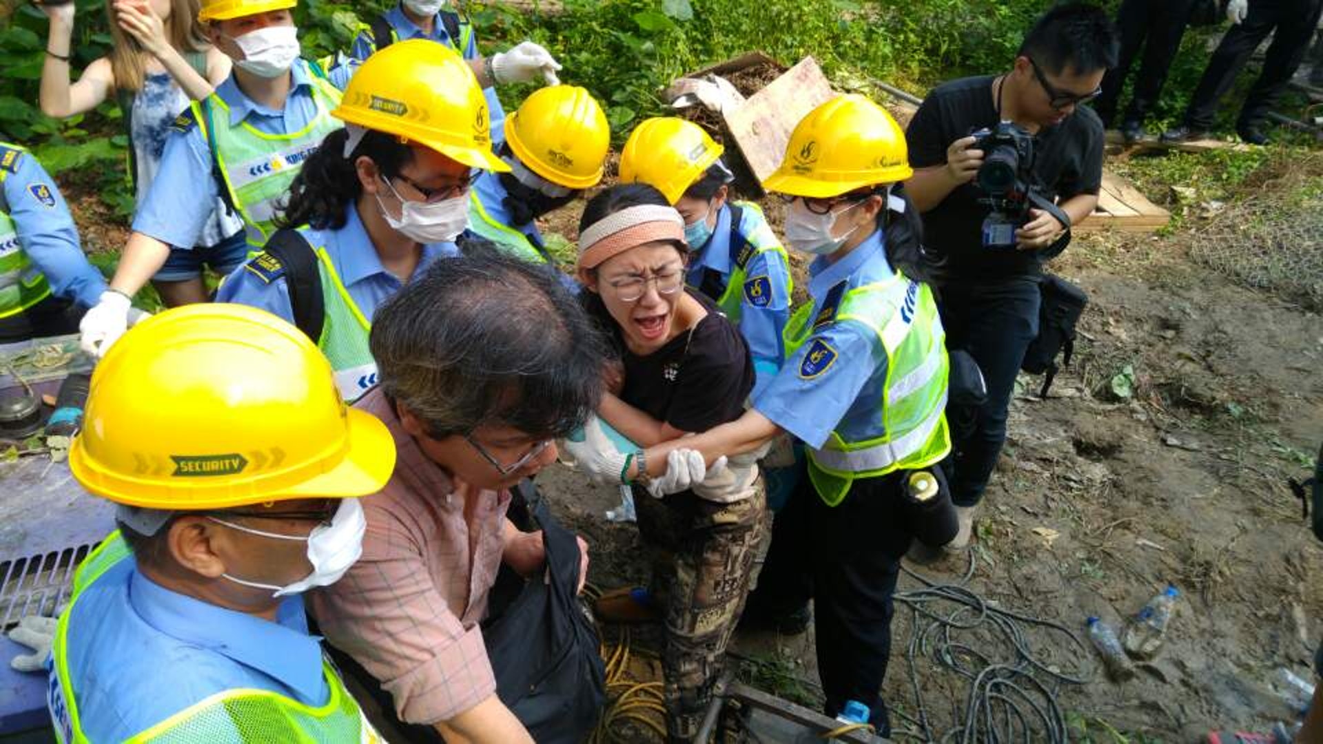 今早有大批保安阻止村民進入農地範圍。 (鄧栢良攝) 今早有大批保安阻止村民進入農地範圍。 (鄧栢良攝)