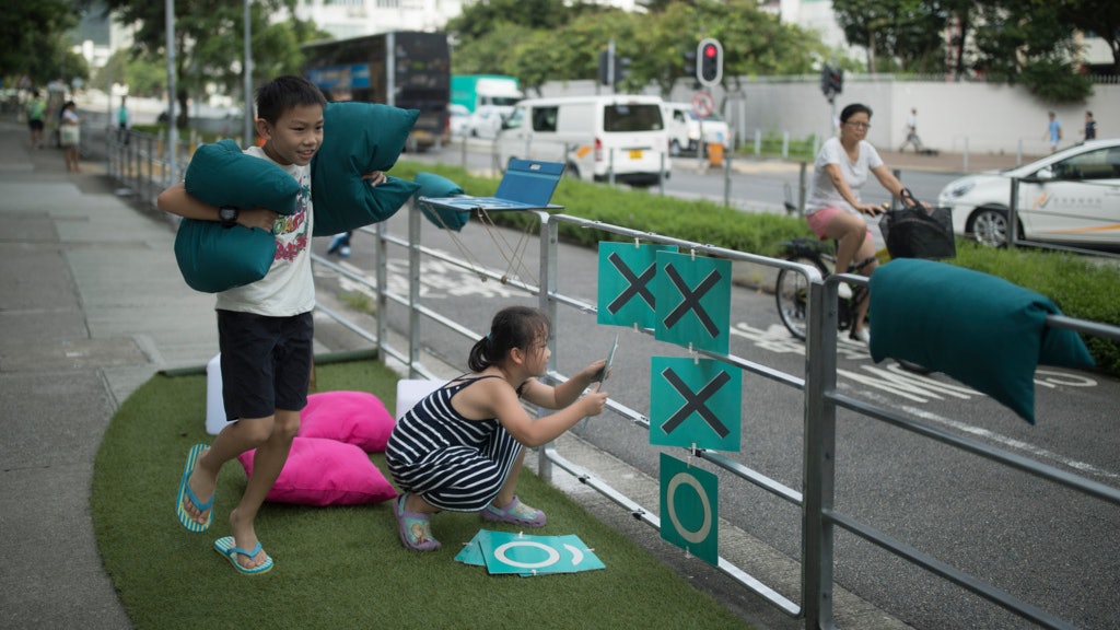 【公共空間】欄杆綁上咕𠱸、木桌、過三關 變身街邊遊樂場 【公共空間】欄杆綁上咕𠱸、木桌、過三關 變身街邊遊樂場