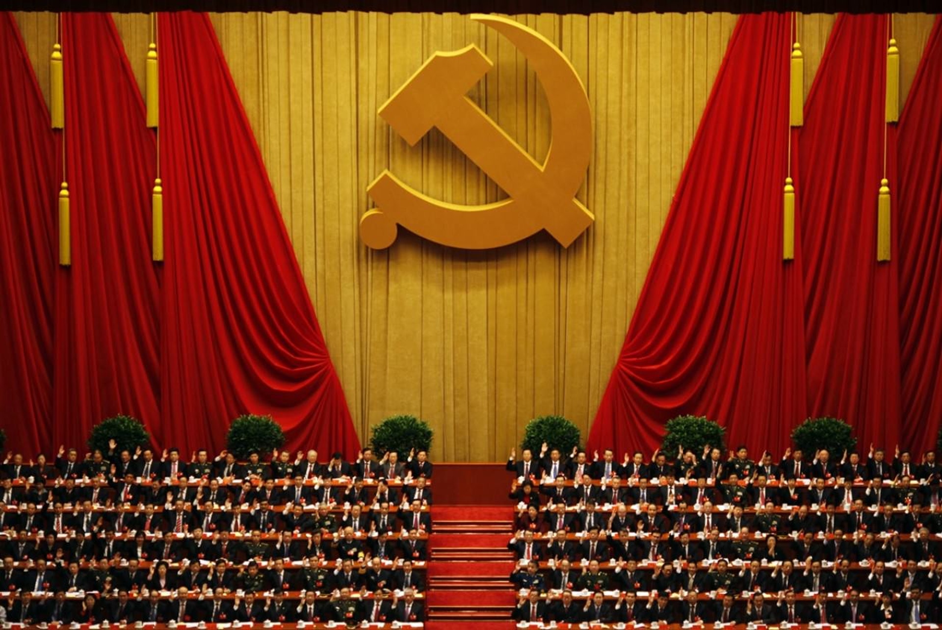 作為中國實質執政黨,中共既能夠通過全國人大及其組成部門,在其產生的國家機器中,設立各級黨組織。(視覺中國) 作為中國實質執政黨,中共既能夠通過全國人大及其組成部門,在其產生的國家機器中,設立各級黨組織。(視覺中國)