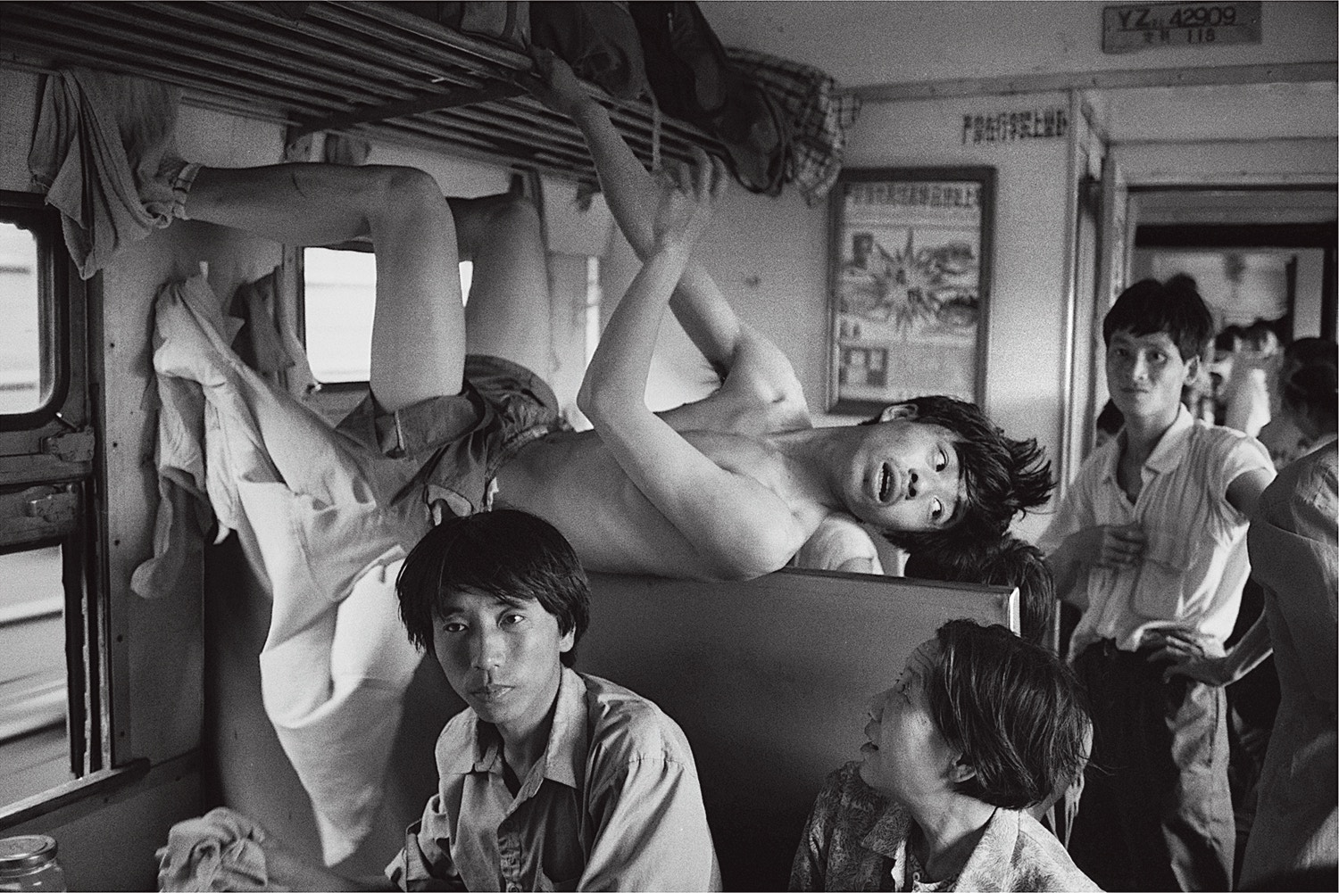 圖輯】乘千次火車拍攝10萬張照片攝影師紀錄90年代人生百態
