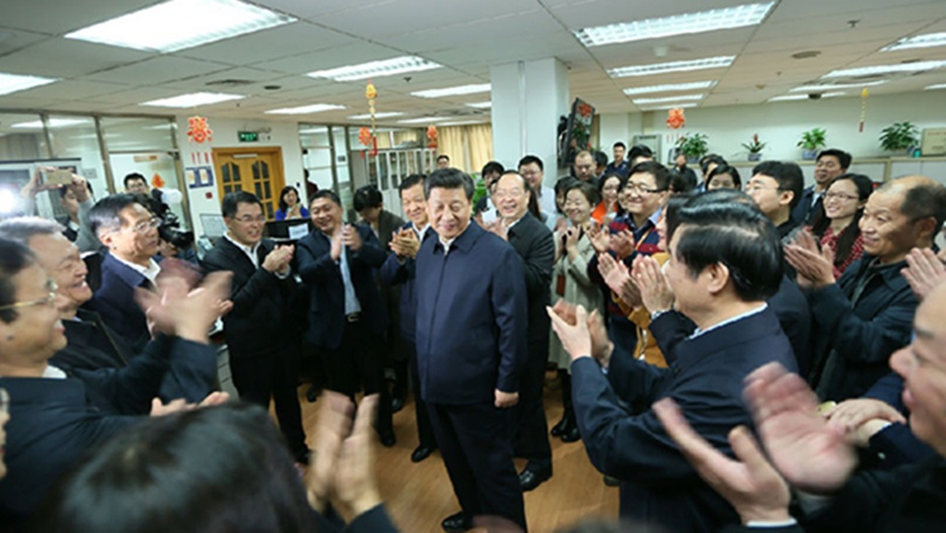 習近平2016年前往人民日報社調研,職員拍手歡迎。(資料圖片) 習近平2016年前往人民日報社調研,職員拍手歡迎。(資料圖片)