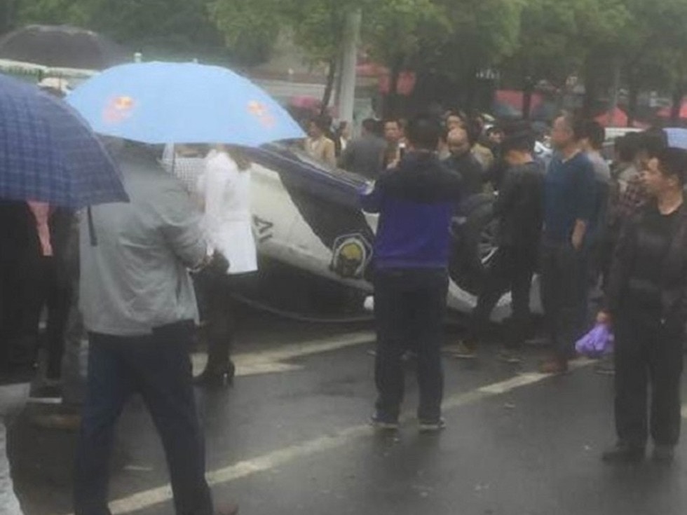 湖南省益陽市南縣三仙湖鎮多個村，數以千計村民近日遊行示威，抗議當局擬在當地建設大型垃圾焚燒發電項目；抗議民眾就將一輛在場的警車掀翻。（網上圖片）