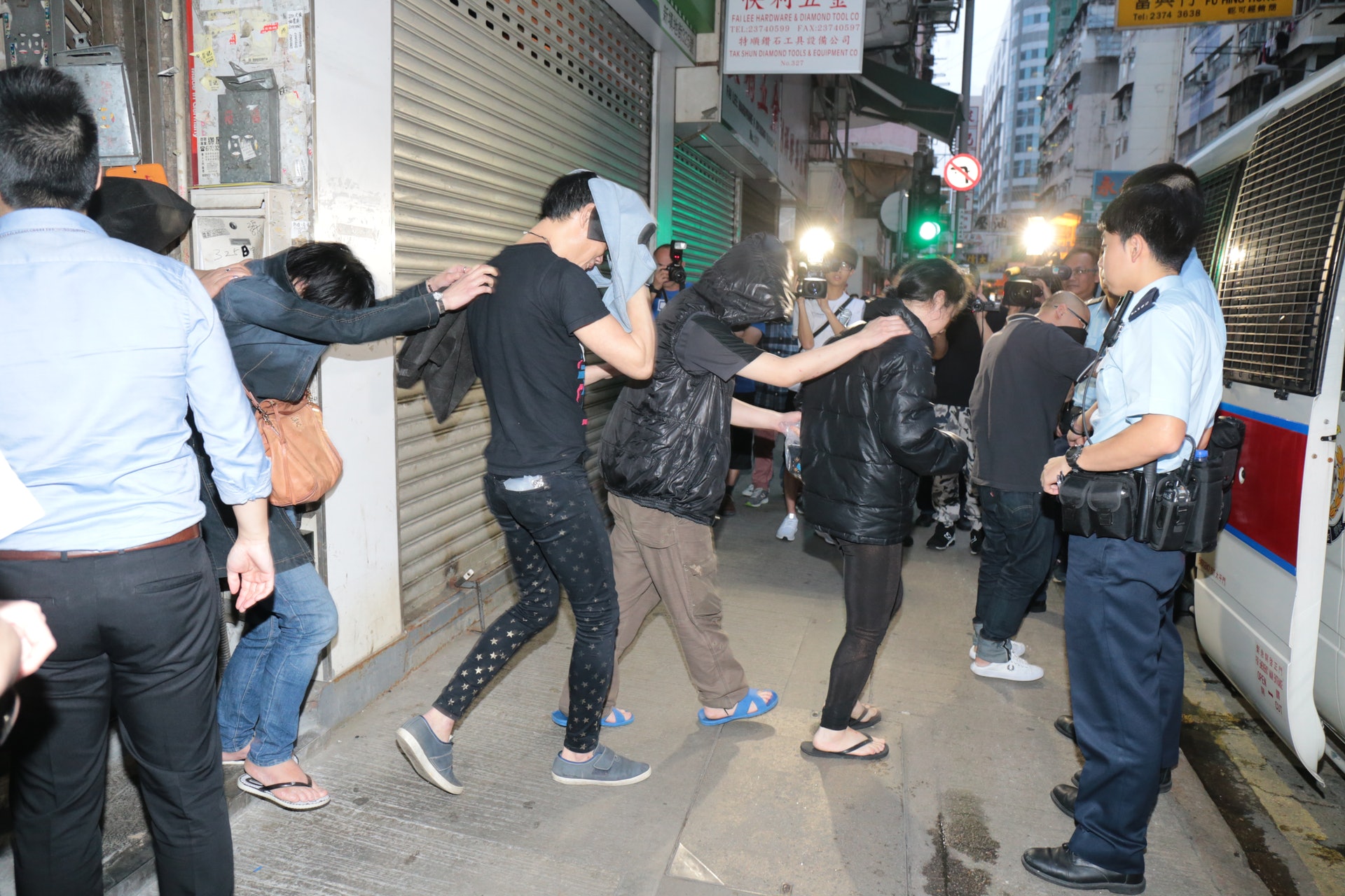 警方拘捕10男6女。(陳永武攝) 警方拘捕10男6女。(陳永武攝)