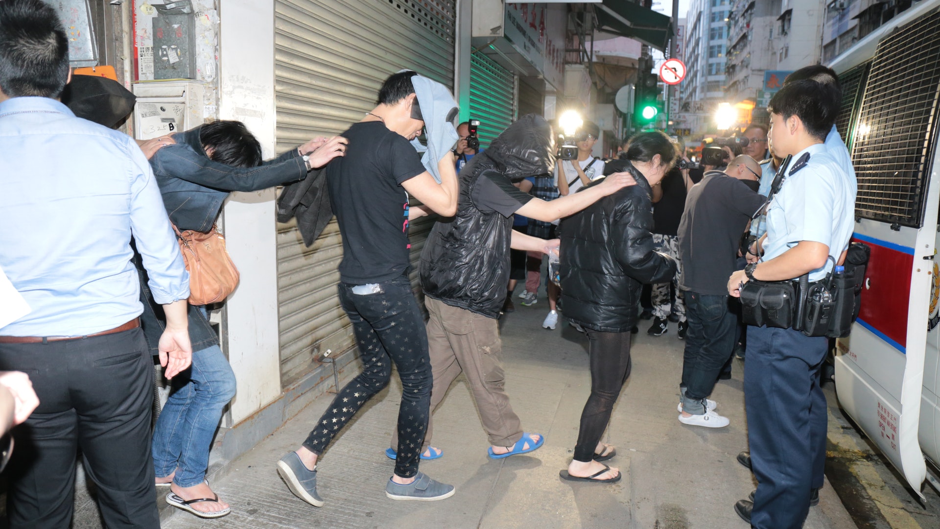 警方搗破黑幫操控釣魚機賭檔 拘10男6女 警方搗破黑幫操控釣魚機賭檔 拘10男6女