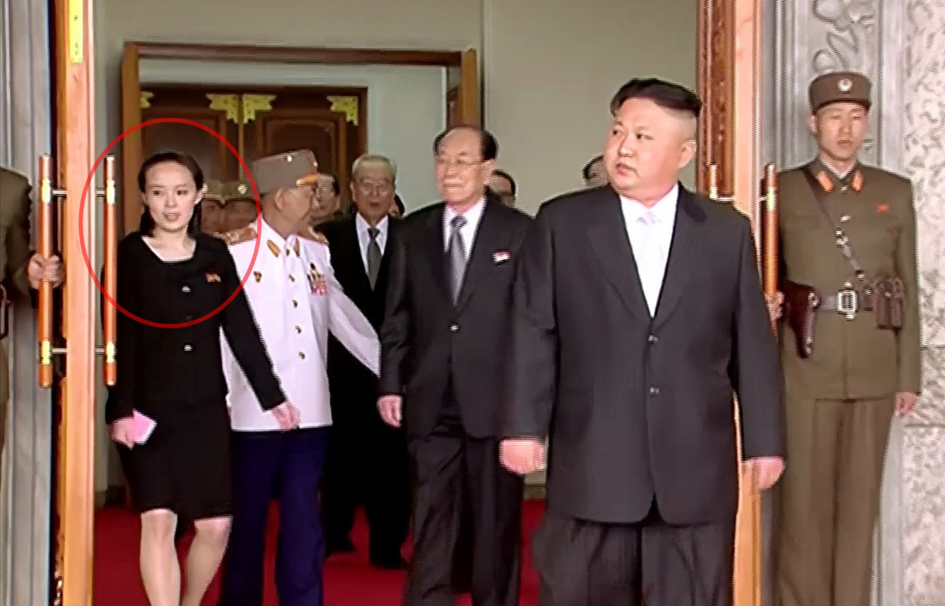 金正恩的妹妹金與正原在宣傳部任職,為哥哥的形象顧問。(視覺中國) 金正恩的妹妹金與正原在宣傳部任職,為哥哥的形象顧問。(視覺中國)