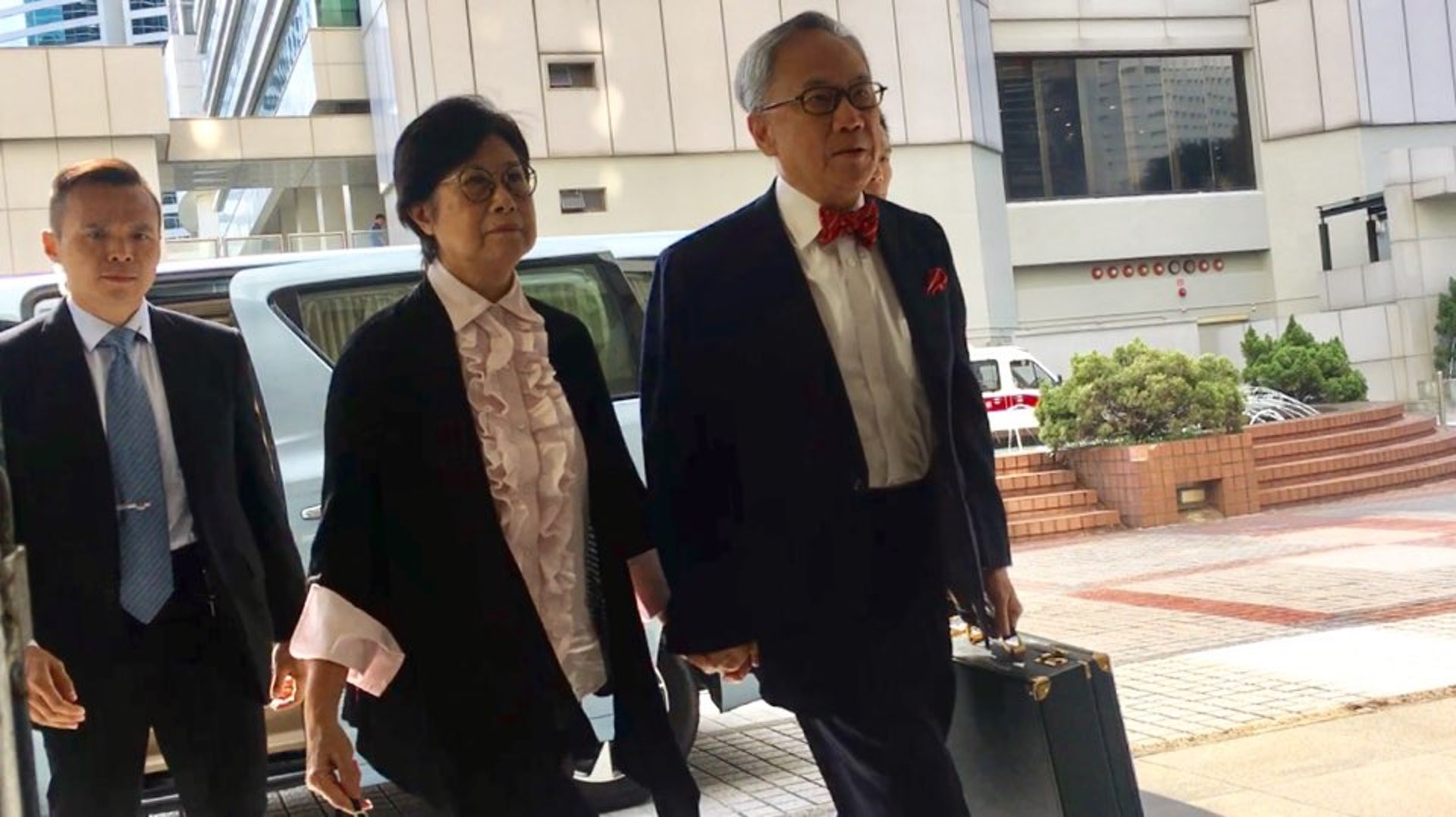 曾蔭權與妻到法庭。(陳雯慧攝) 曾蔭權與妻到法庭。(陳雯慧攝)