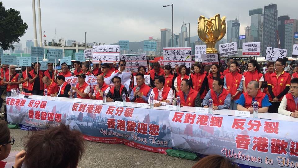 旅遊業百人集會派煙灰袋 稱歡迎同胞來港 旅遊業百人集會派煙灰袋 稱歡迎同胞來港