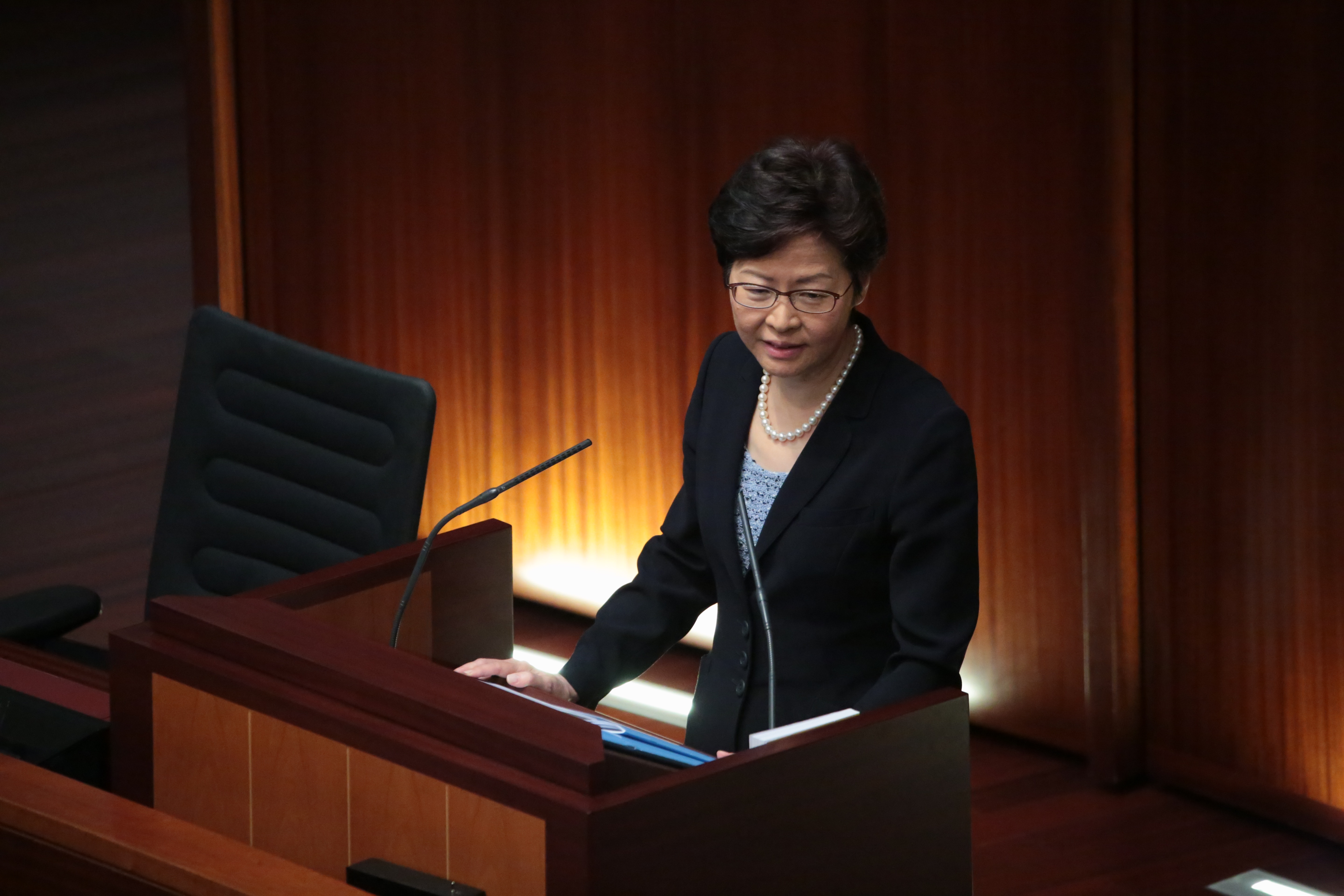 回應學童自殺問題　林鄭稱執掌社署時已關注　叫議員提問毋須激動
