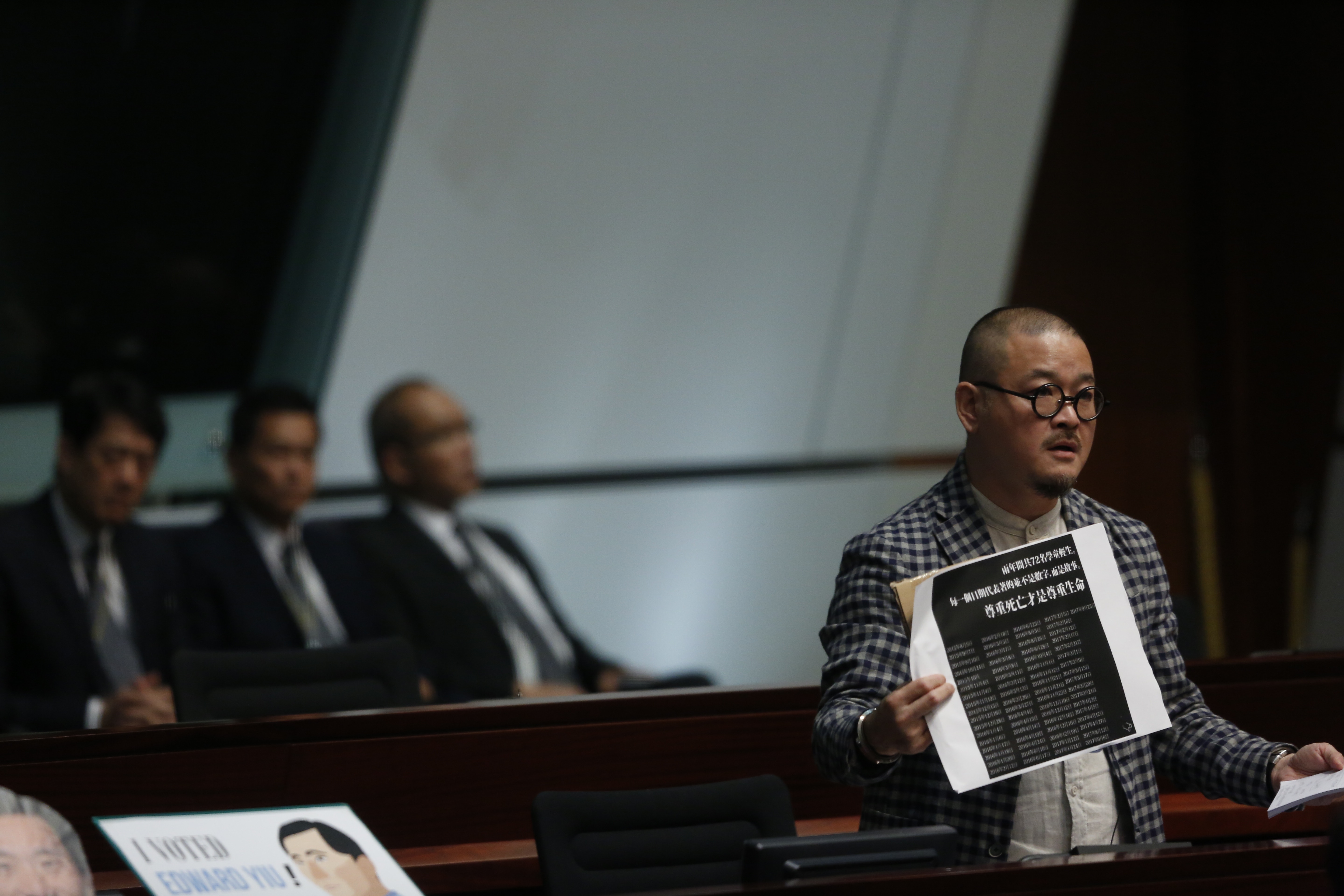 社福界議員邵家臻質問林鄭「對你來說，一條青年人命值幾多錢？」（張浩維攝）
