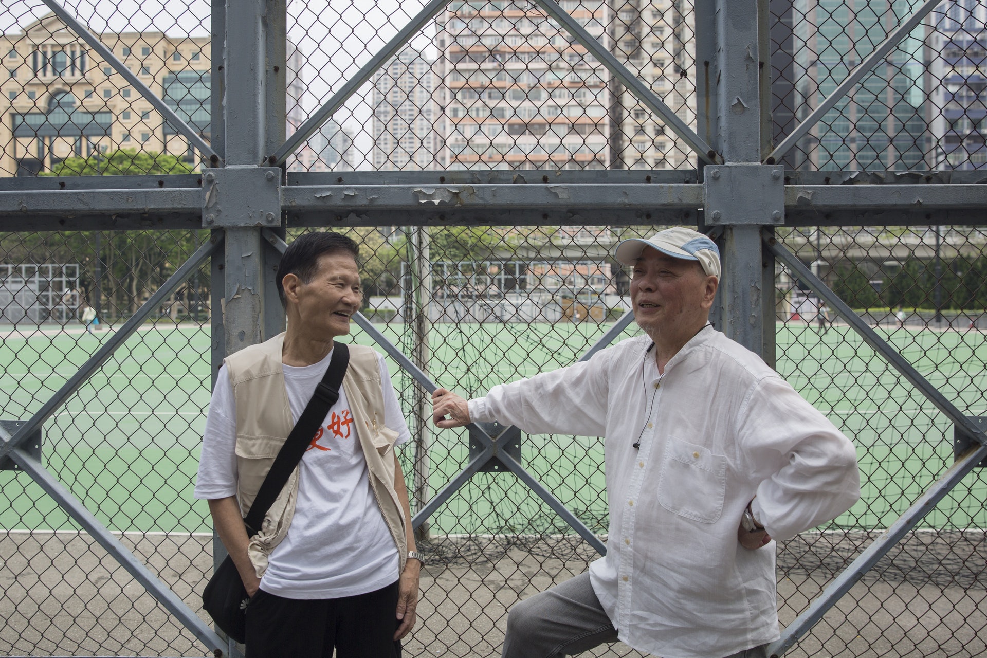 二人並非「維園阿伯」,但林伯(右)話「講起維園,就有股熱血湧出來,因為在這的確留下不少腳印」,鍾伯(左)亦點頭附和,又說以前經常在維園踢波。(梁鵬威攝) 二人並非「維園阿伯」,但林伯(右)話「講起維園,就有股熱血湧出來,因為在這的確留下不少腳印」,鍾伯(左)亦點頭附和,又說以前經常在維園踢波。(梁鵬威攝)