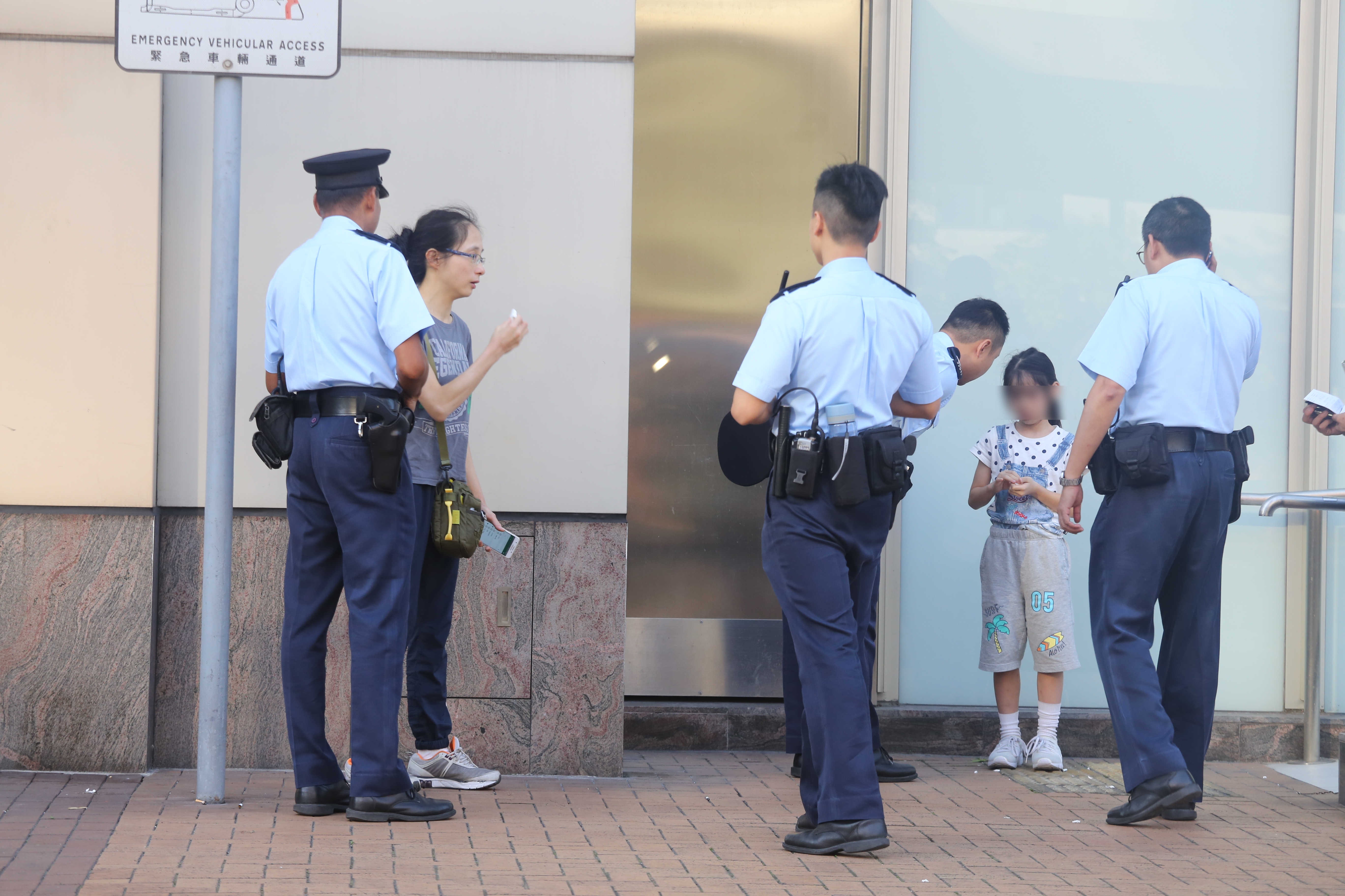 7歲女出走 父母吵架不斷昇悅居小女孩奪門離家眼角輕傷