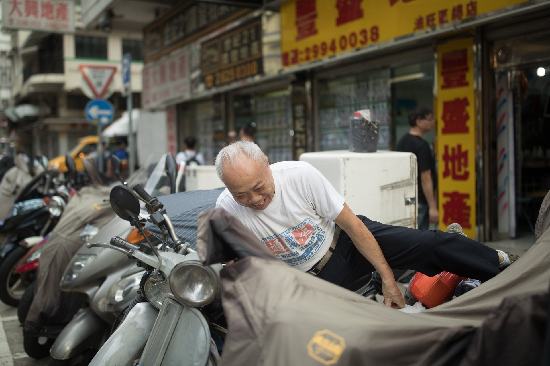 渠王另一個搵食工具是電單車。 渠王另一個搵食工具是電單車。